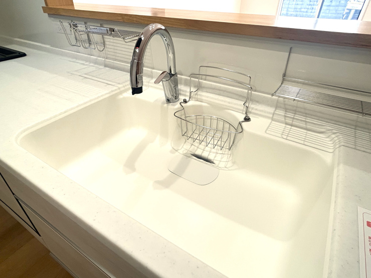 汚れた手でも触れずに水を出せる便利なタッチレス水栓を採用！大きな鍋もラクに洗えるワイドシンクで毎日の調理や後片付けがスムーズに行えます♪手垢がつかず水まわりを衛生的に保てるのも嬉しいポイントですね！