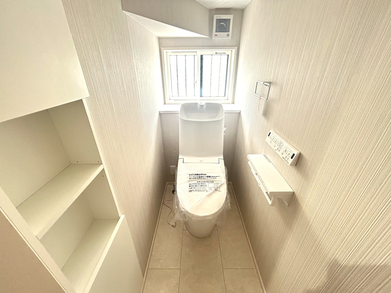 温水洗浄便座付きで快適に使える清潔なトイレ空間です！トイレットペーパーのストックや掃除用品をすっきり収納できるニッチ・棚スペースを設けており、いつでも綺麗で開放的な状態をキープいただけます♪