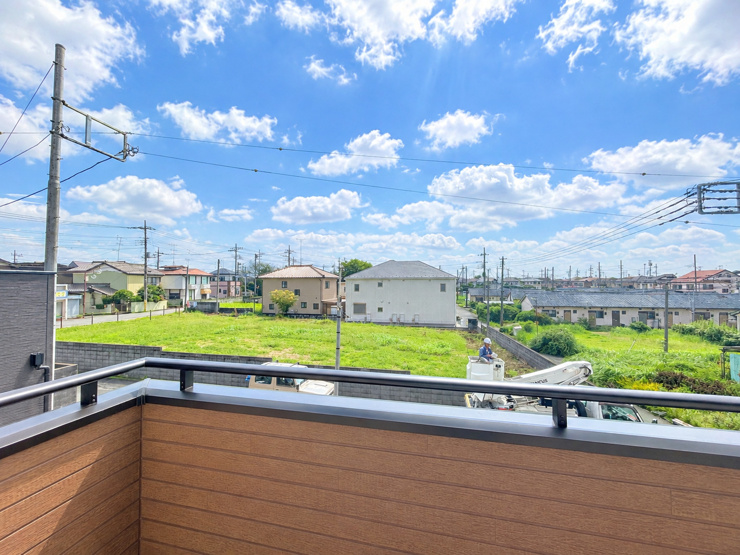 バルコニーからは澄んだ空と心地よい風を感じられる開放的な眺望が広がります！晴れた日には洗濯物がしっかり乾き、お布団干しもラクラク♪周辺に遮るものが少なく、プライベートな時間もゆったり楽しめます！
