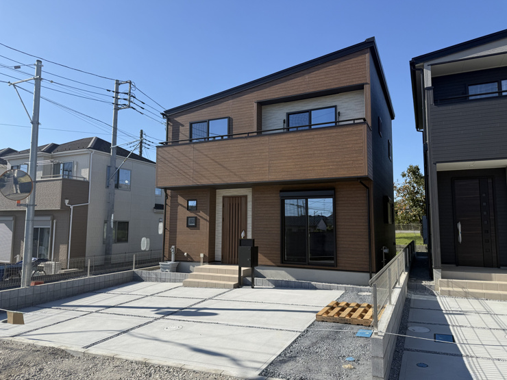 南東側からの陽当たりが良い現地外観写真です！ゆとりある隣棟間隔で圧迫感がなく開放的ですね♪前面道路の駐車もしやすいためお車での通勤や送り迎え、お出かけが日常の中心となる暮らしにぴったりな環境です！
