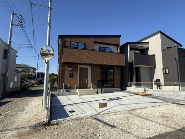 現地外観写真　10/11撮影
落ち着いた雰囲気でかっこいい外観は新生活を始めるのにピッタリ！シックで格調高いアイボリーとオークブラウン、コアブラックの貼り分けがオシャレな外観です。