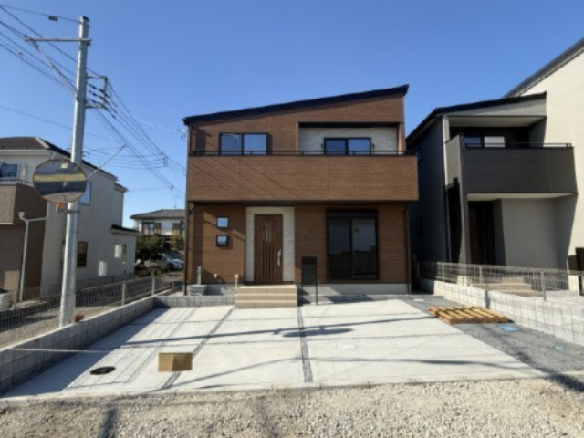 日当たり良好な南西角地で視界が開けていて開放感のある区画です！前面道路は車がすれ違いやすく落ち着いた環境なので、お子様とのお出かけや駐車も安心して行えます♪毎日の車移動がとてもスムーズです！