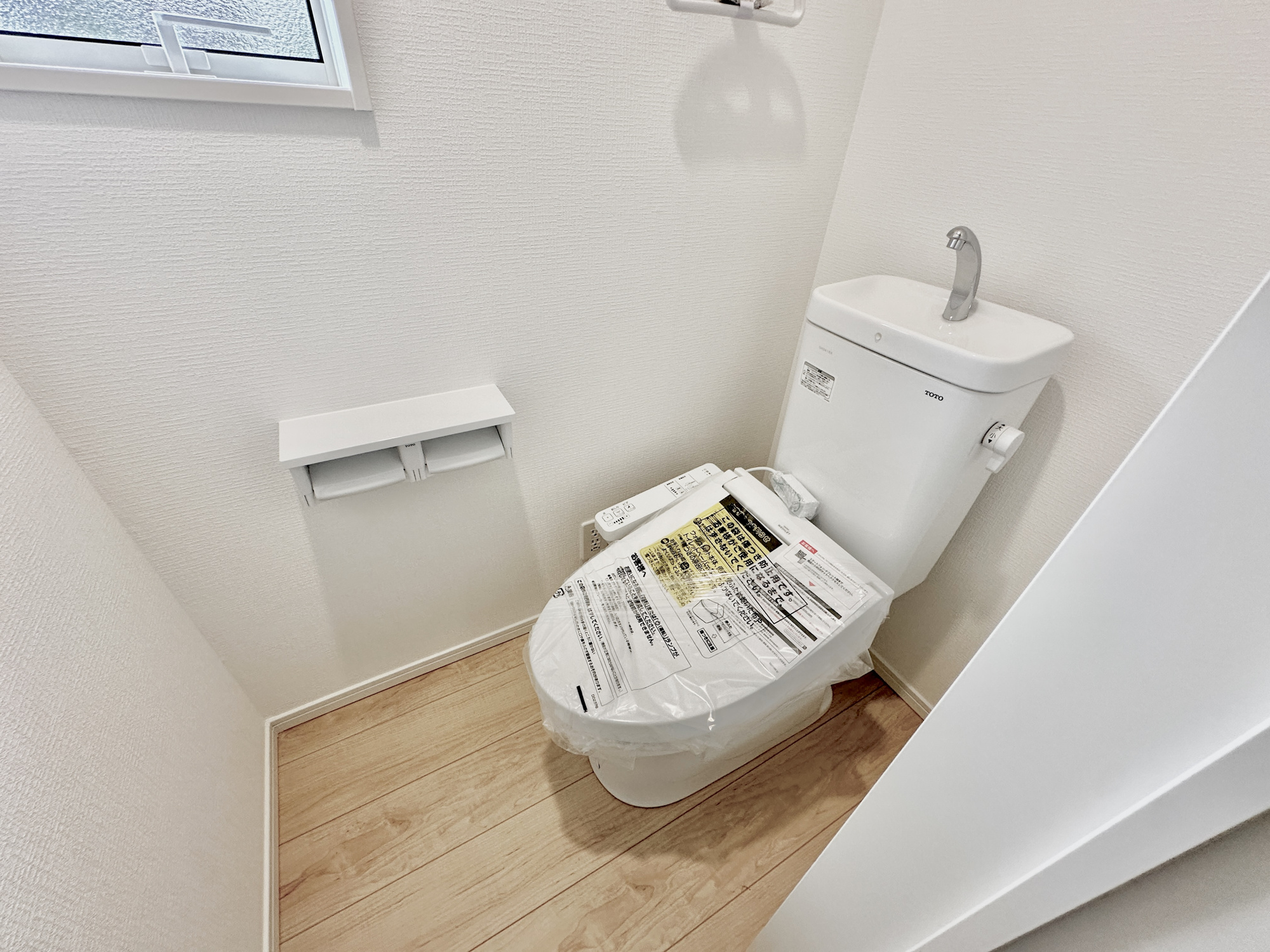宇都宮市東町の新築一戸建のトイレ|節水型でエコなトイレには、今では当たり前の洗浄付き。便座を温める機能もついていて、居心地良くてトイレから出られなくなるかも！換気用に換気扇はもちろん、窓も着いているので常に快適ですね♪