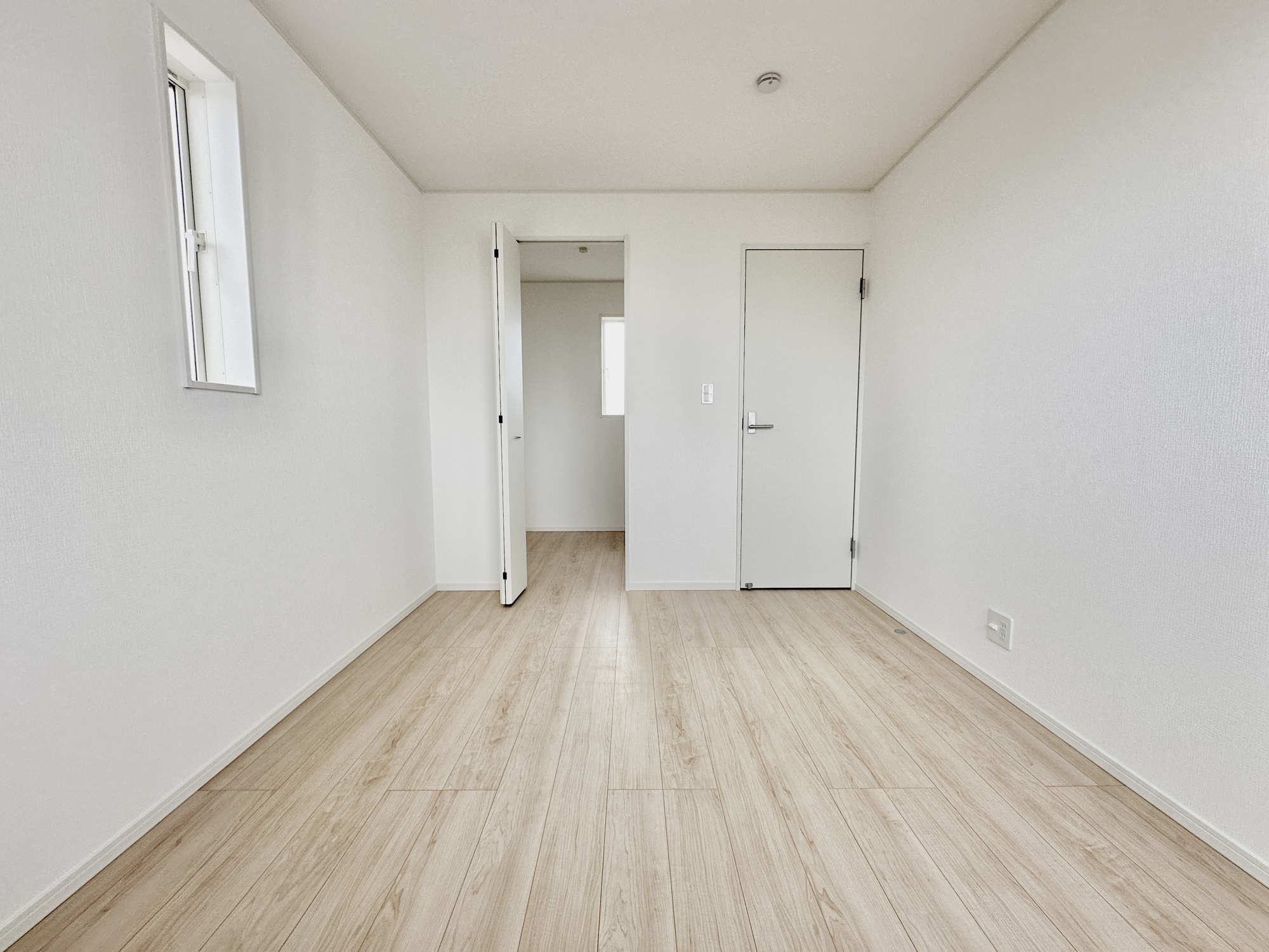 宇都宮市東町の新築一戸建の子供部屋|広々とした居住空間は日々の暮らしを彩り、心のやすらぎと満足感を与えてくれます。通風と採光を考慮した設計は子供たちはのびのび育ち、家族でくつろぎと団らんを生み出します。