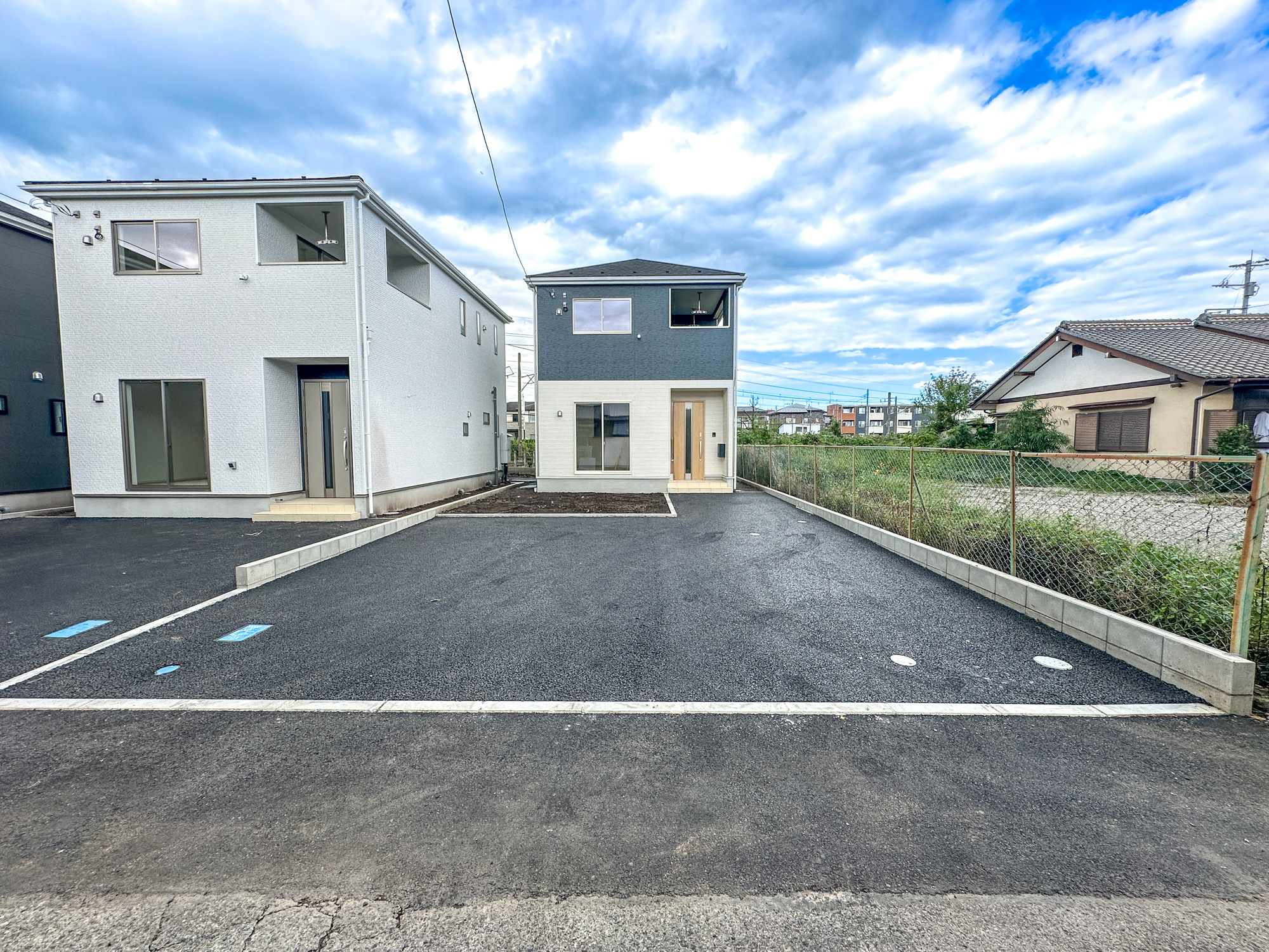 宇都宮市東町の新築一戸建の駐車場|車庫土間施工、駐車2台可能です(^^♪