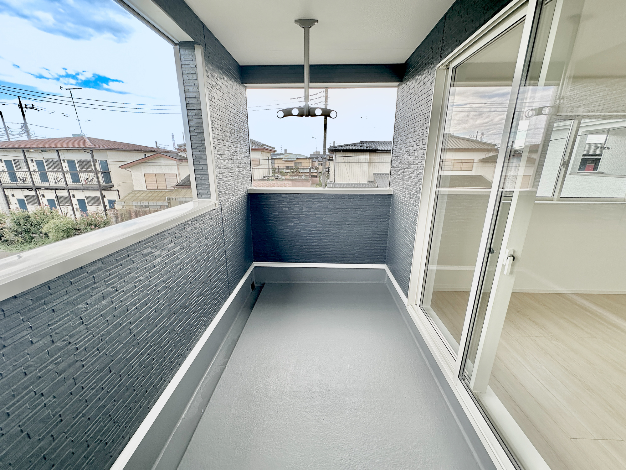 宇都宮市東町の新築一戸建のバルコニー|インナーバルコニーなので急な雨でも安心♪広々としたバルコニーで日々の洗濯物はもちろん、布団などの大物もたくさん干していただけます♪