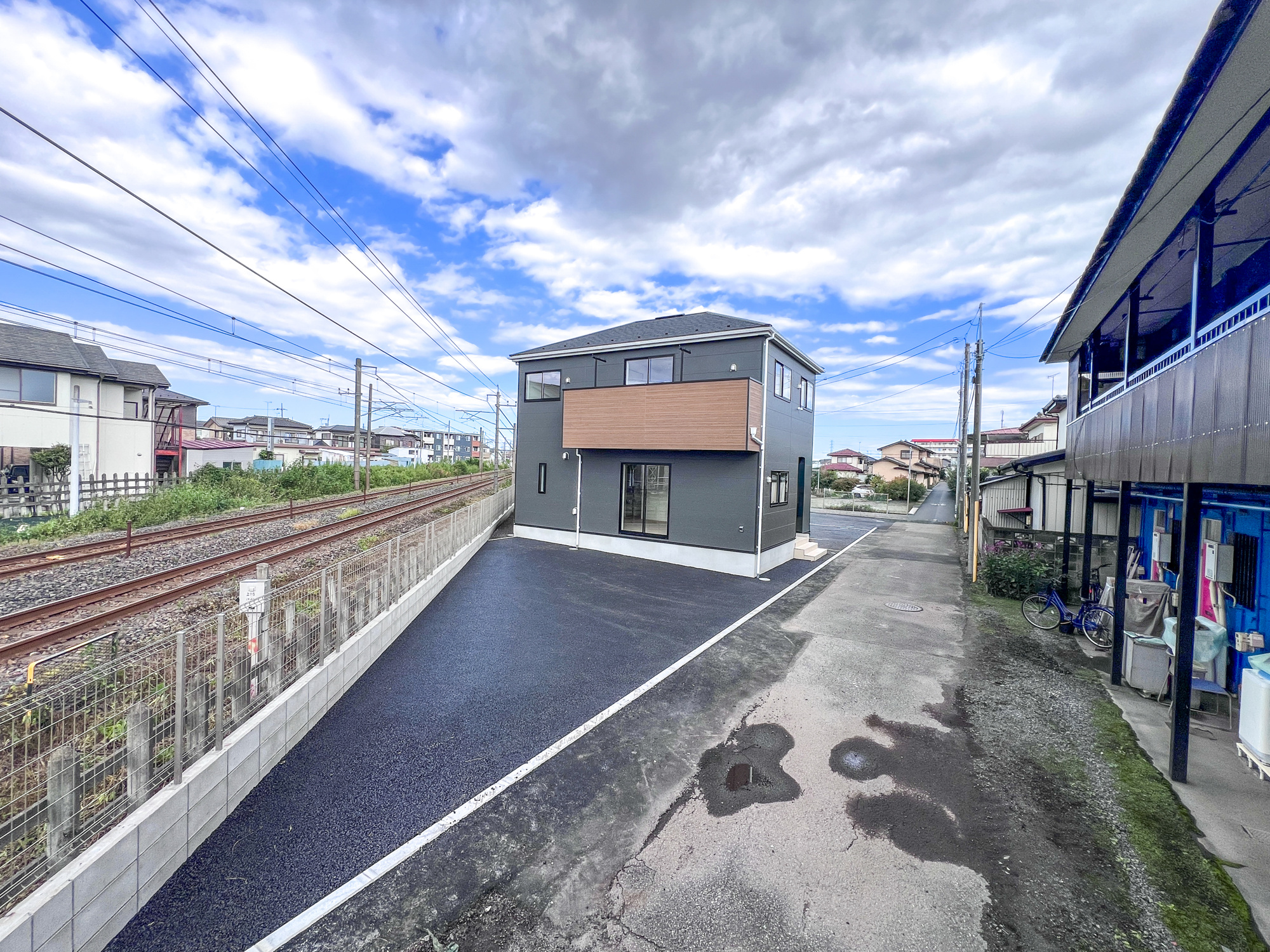 宇都宮市東町の新築一戸建の前面道路含む現地写真|閑静な住宅地で子育て家族にピッタリ。毎日のお散歩も快適な緑に恵まれたエリアで、自然に包まれた穏やかな暮らしを実現するための、ゆとりある住環境が整っています。

