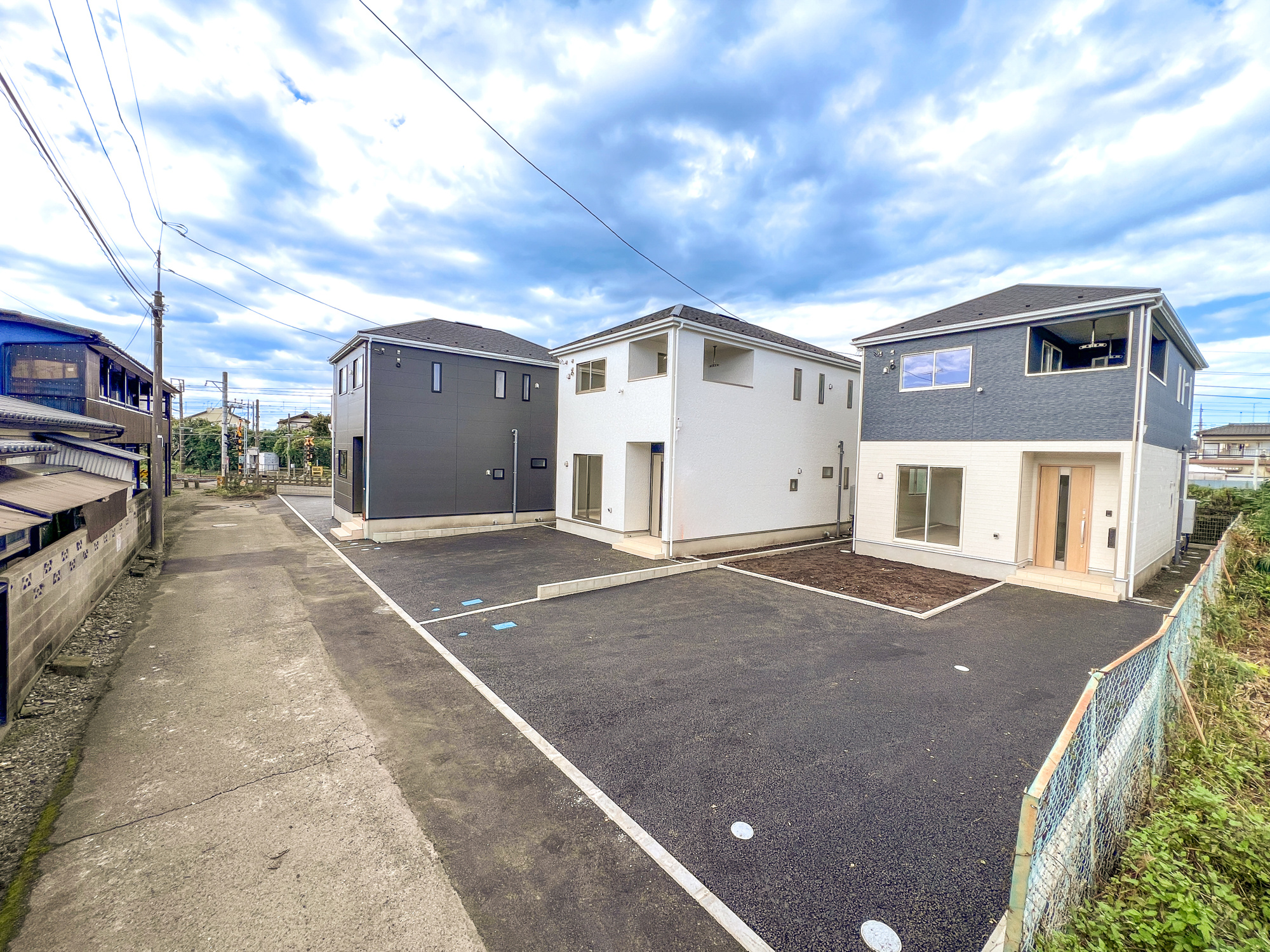 宇都宮市東町の新築一戸建の前面道路含む現地写真|低層の一戸建てを中心とした街並みが整然と続き、周辺は高い建物が建っていないので、採光や開放性に恵まれ、空が広く緑の多い閑静な趣を感じる環境です。

