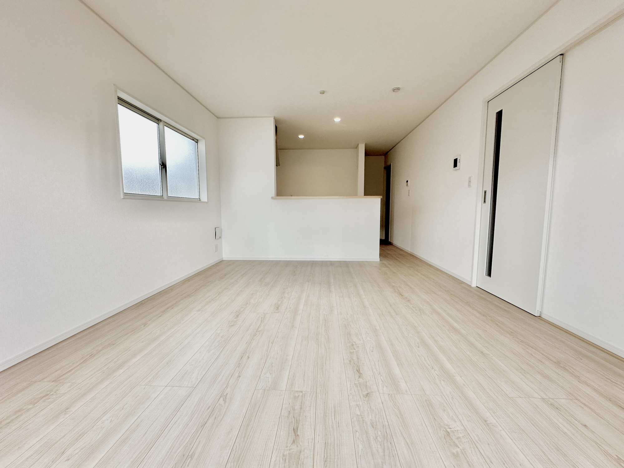 宇都宮市東町の新築一戸建の居間・リビング|南向きに大きく開いた窓からは、明るい陽射しが射し込みます。
爽やかな風が吹き抜ける心地良いリビングには、自然と家族が集まります。