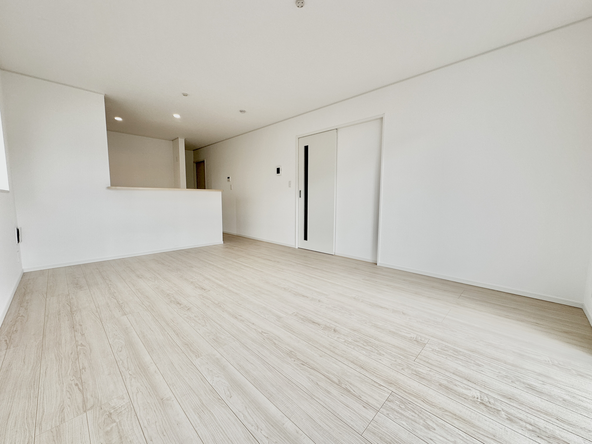 宇都宮市東町の新築一戸建の居間・リビング|室内にいても、たっぷりの陽光と爽やかな風を感じて頂ける、開放感あふれるリビングです。
ご家族と穏やかに過ごす、心地の良い時間が流れます。