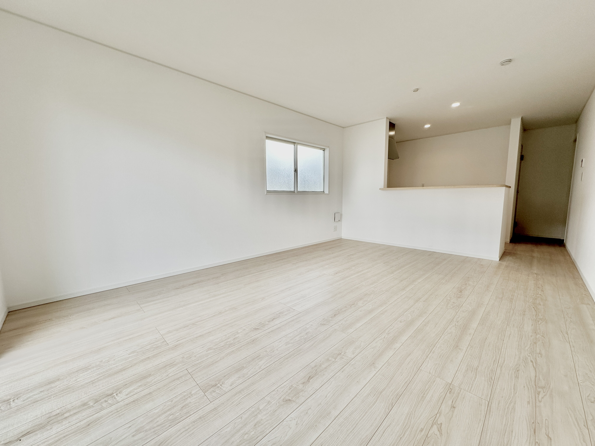 宇都宮市東町の新築一戸建の居間・リビング|オープンな空間を生み出す、こだわりの広がりとゆとり。家族と過ごす時間を大切にしたい方にぴったりの明るくゆとりある住空間です。南側の窓からの日差しがリビングの隅々までしっかりと届きます！ 