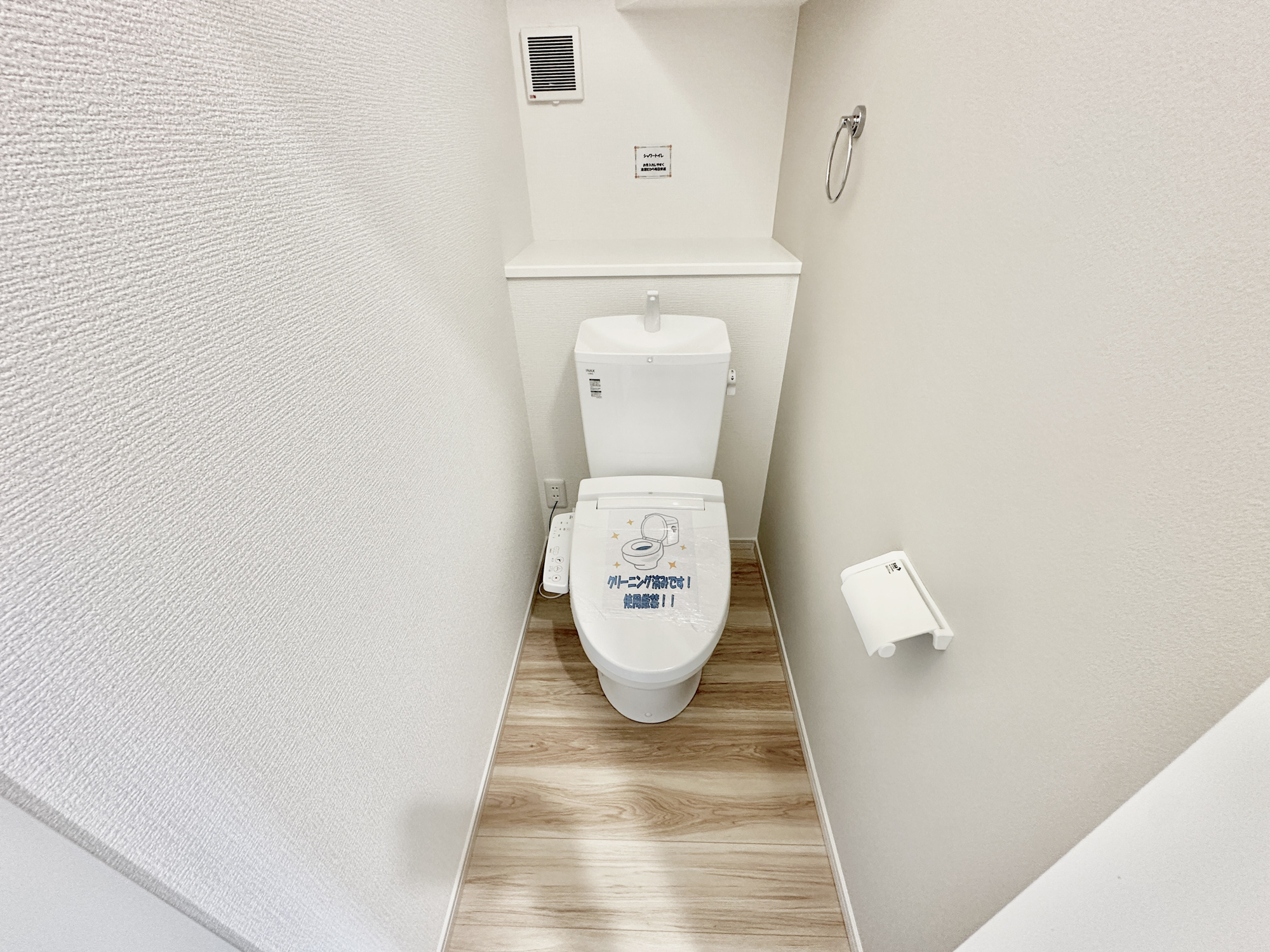 宇都宮市鶴田町２８期　新築住宅全２棟のトイレ|節水型でエコなトイレには、今では当たり前の洗浄付き。便座を温める機能もついていて、居心地良くてトイレから出られなくなるかも！換気用に換気扇はもちろん、窓も着いているので常に快適ですね♪