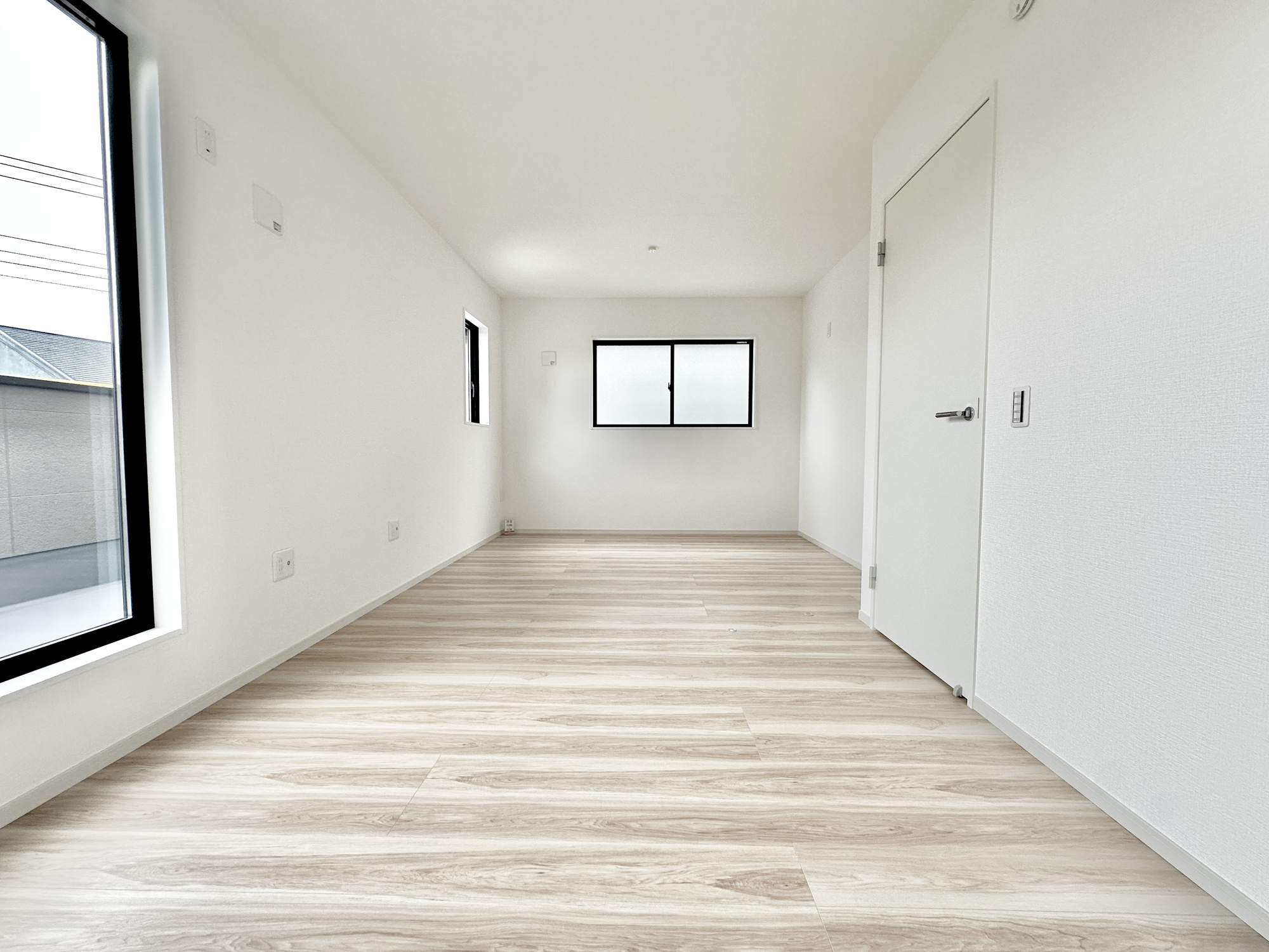 宇都宮市鶴田町２８期　新築住宅全２棟の洋室|家族一人ひとりの大切なプライベート空間。趣味に合わせて使って頂けるようシンプルに仕上げてあります。暮らし心地を大きく左右する収納を、適材適所に配置し使い勝手を考慮しました。