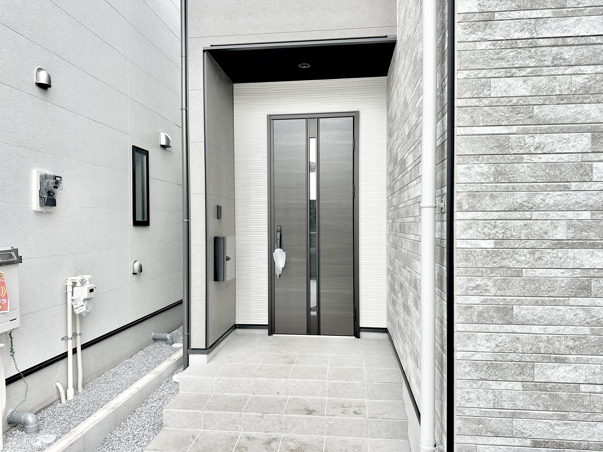 宇都宮市鶴田町２８期　新築住宅全２棟の玄関|玄関上は屋根があるので雨の心配いらず♪