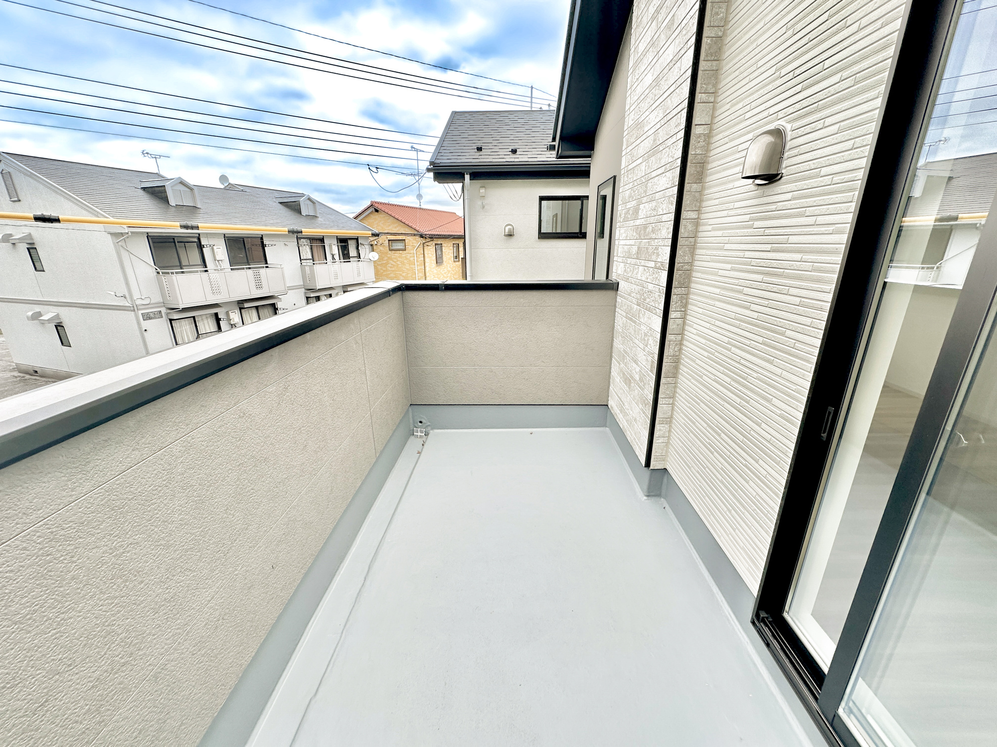 宇都宮市鶴田町２８期　新築住宅全２棟のバルコニー|南向きで陽当りの良いバルコニーは、物干しセットを追加すれば、一度にたくさんのお洗濯物が干せるのが魅力！バルコニーは洗濯物を干すだけの場所じゃなく、家族のゆとりのある時間を演出するプライベート空間。