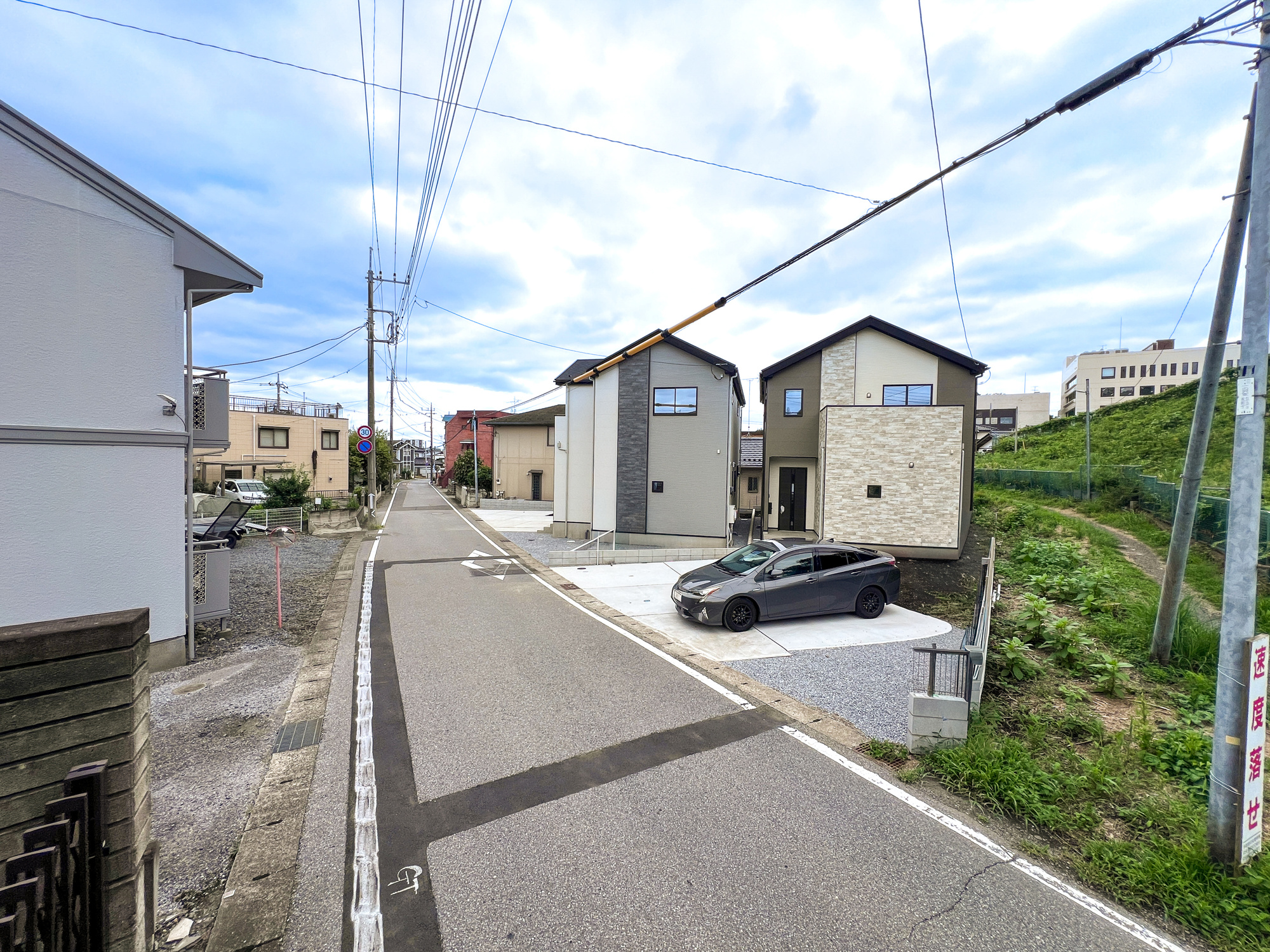 宇都宮市鶴田町２８期　新築住宅全２棟の前面道路含む現地写真|低層の一戸建てを中心とした街並みが整然と続き、周辺は高い建物が建っていないので、採光や開放性に恵まれ、空が広く緑の多い閑静な趣を感じる環境です。