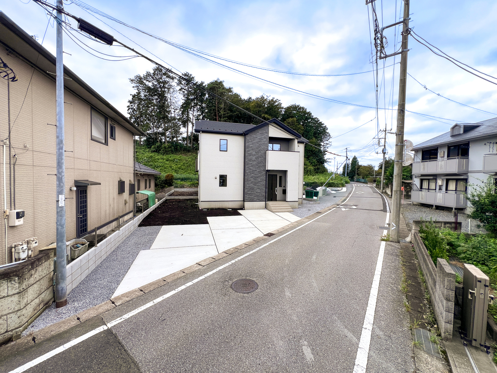 宇都宮市鶴田町２８期　新築住宅全２棟の前面道路含む現地写真|前面道路は閑静な住宅地をはしる車通りの少ない道路。お車の出し入れが苦手なママや小さなお子様にも安心ですね。しっかり舗装もされているので、ベビーカーや自転車で通っても快適に通行できます。