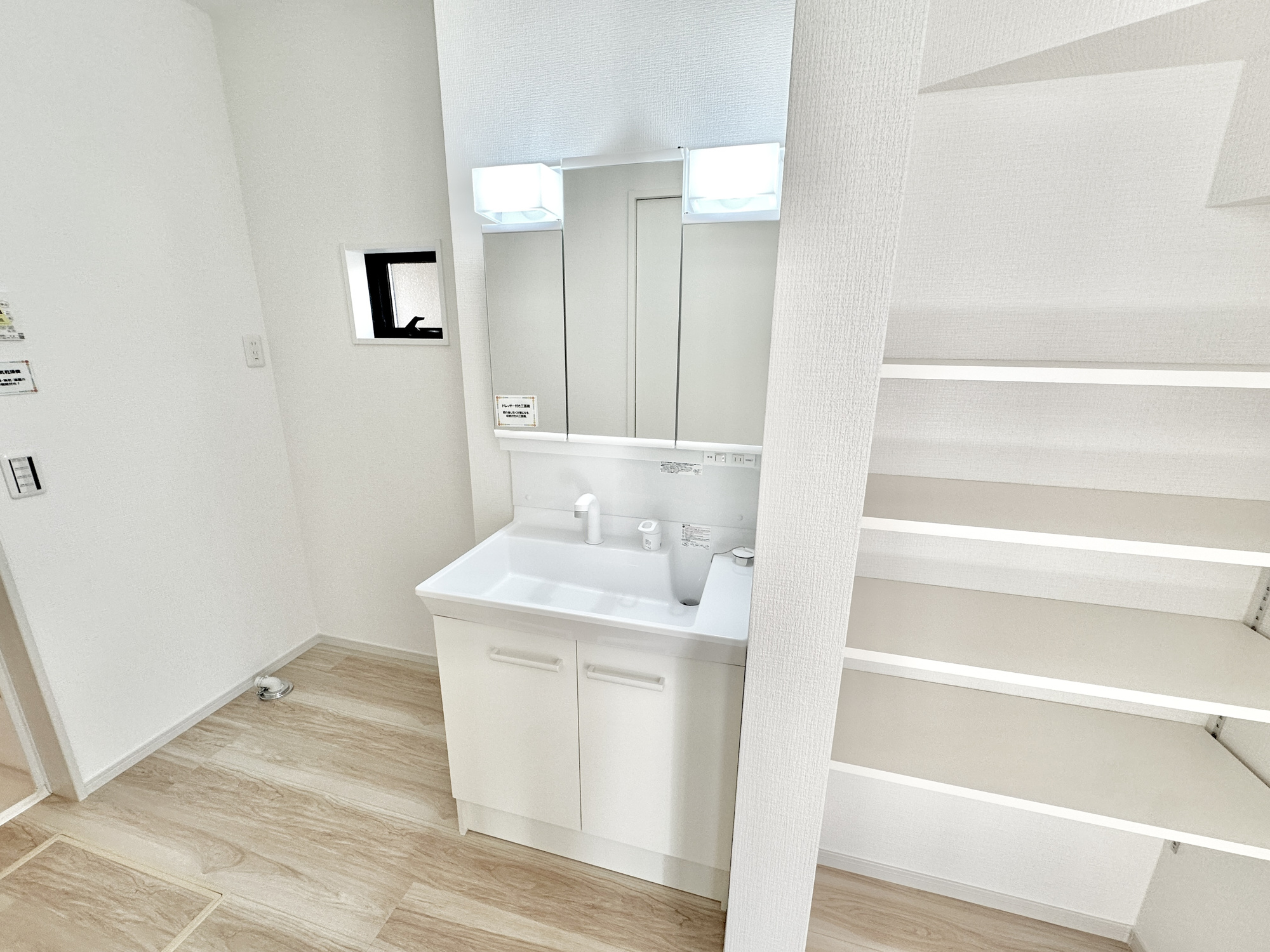 宇都宮市石井町７期　新築住宅全２棟の独立洗面台|歯磨きをしたりメイクや髪をセットしたり・・・使いやすさが考えられた3面鏡です♪シャワー付水栓で洗面台でのシャンプーや毎日の掃除に大変便利ですね♪