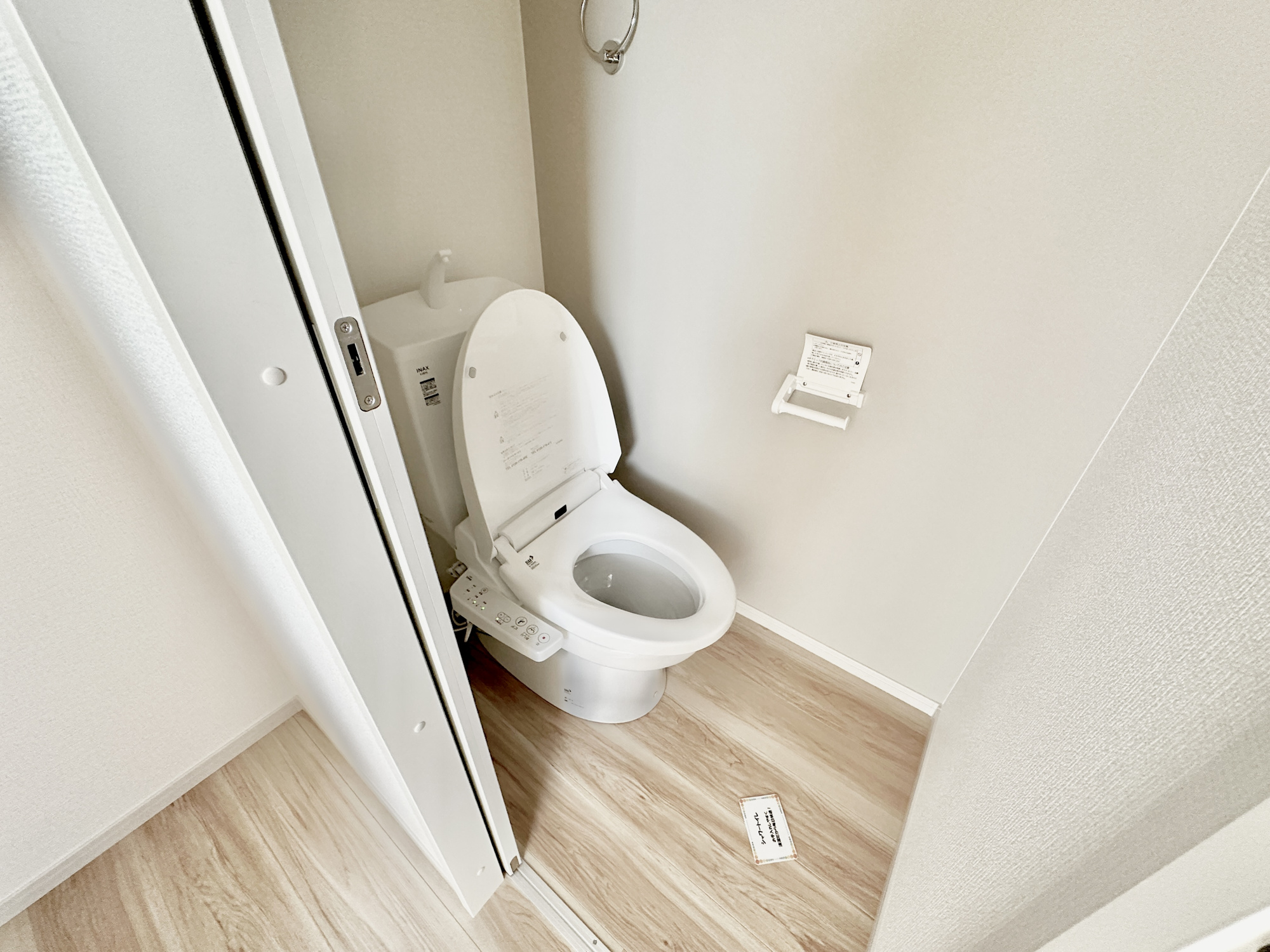 宇都宮市石井町７期　新築住宅全２棟のトイレ|節水型でエコなトイレには、今では当たり前の洗浄付き。便座を温める機能もついていて、居心地良くてトイレから出られなくなるかも！換気用に換気扇はもちろん、窓も着いているので常に快適ですね♪