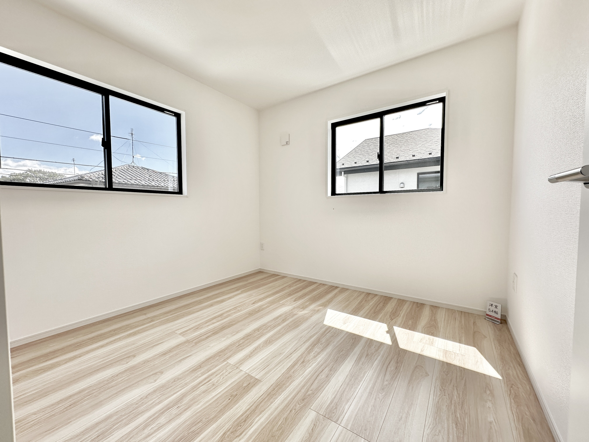 宇都宮市石井町７期　新築住宅全２棟の子供部屋|広々とした居住空間は日々の暮らしを彩り、心のやすらぎと満足感を与えてくれます。通風と採光を考慮した設計は子供たちはのびのび育ち、家族でくつろぎと団らんを生み出します。