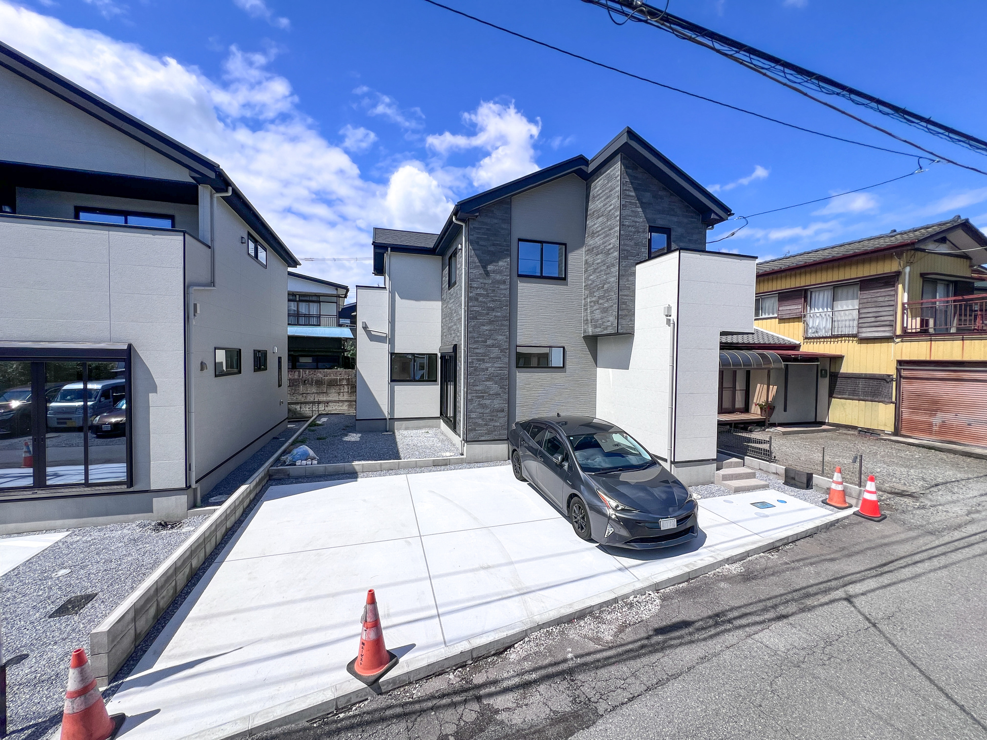 宇都宮市石井町７期　新築住宅全２棟の駐車場|車庫土間施工、駐車3台可能です(^^♪