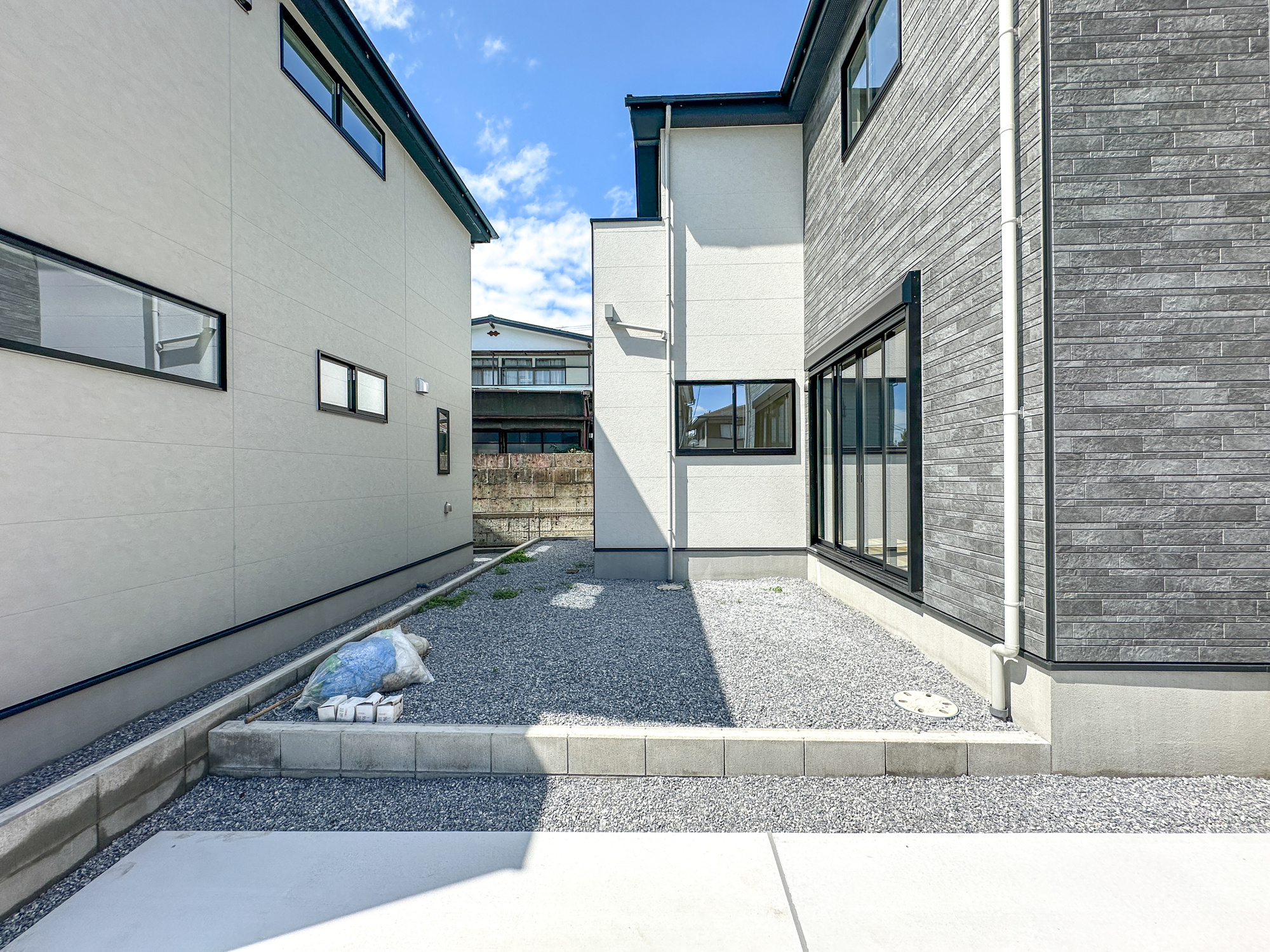 宇都宮市石井町７期　新築住宅全２棟の庭|砂利敷きされたお庭はお手入れ不要で維持が楽々♪