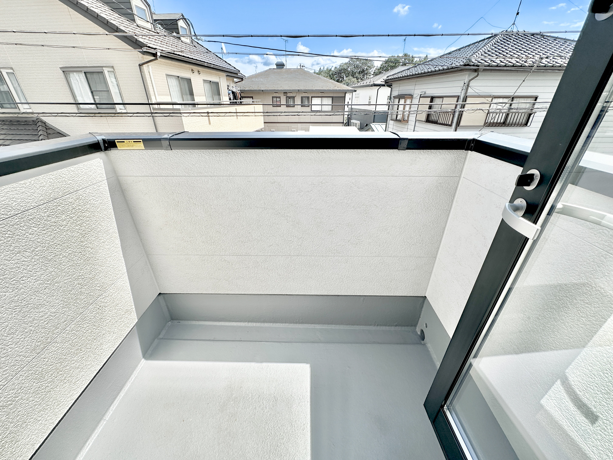 宇都宮市石井町７期　新築住宅全２棟のバルコニー|南向きで陽当りの良いバルコニーは、物干しセットを追加すれば、一度にたくさんのお洗濯物が干せるのが魅力！バルコニーは洗濯物を干すだけの場所じゃなく、家族のゆとりのある時間を演出するプライベート空間。