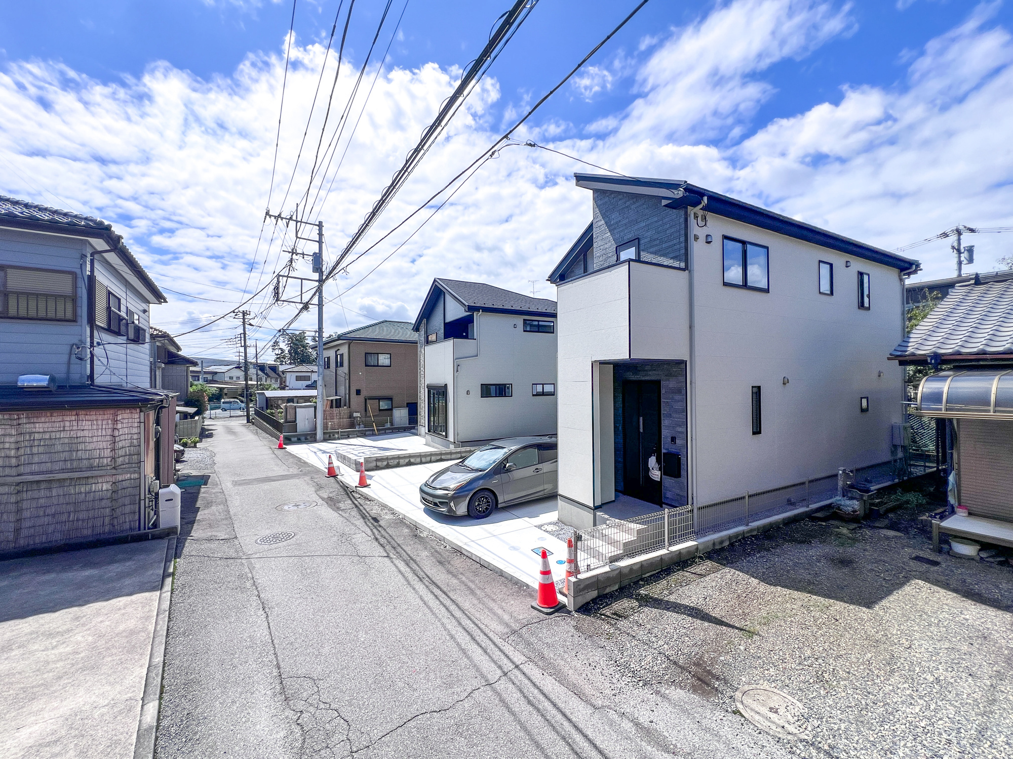 宇都宮市石井町７期　新築住宅全２棟の前面道路含む現地写真|低層の一戸建てを中心とした街並みが整然と続き、周辺は高い建物が建っていないので、採光や開放性に恵まれ、空が広く緑の多い閑静な趣を感じる環境です。