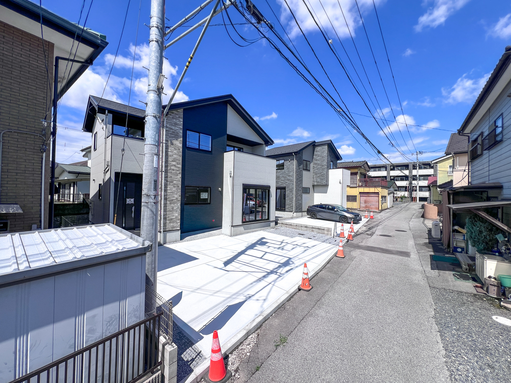 宇都宮市石井町７期　新築住宅全２棟の前面道路含む現地写真|前面道路は閑静な住宅地をはしる車通りの少ない道路。お車の出し入れが苦手なママや小さなお子様にも安心ですね。しっかり舗装もされているので、ベビーカーや自転車で通っても快適に通行できます。