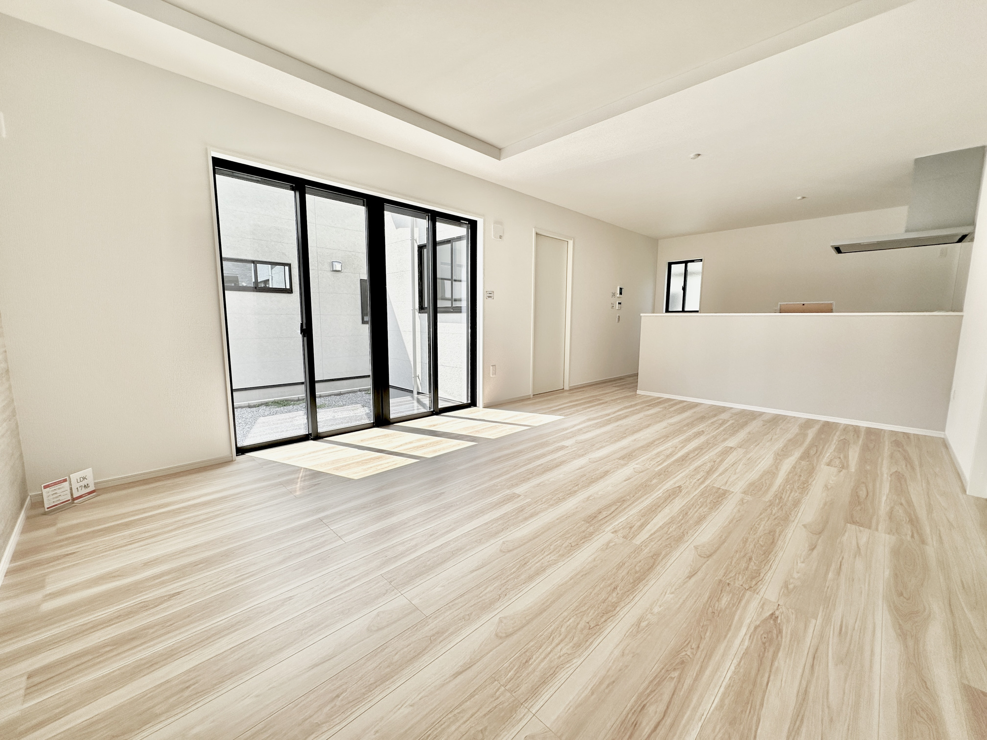 宇都宮市石井町７期　新築住宅全２棟の居間・リビング|室内にいても、たっぷりの陽光と爽やかな風を感じて頂ける、開放感あふれるリビングです。
ご家族と穏やかに過ごす、心地の良い時間が流れます。