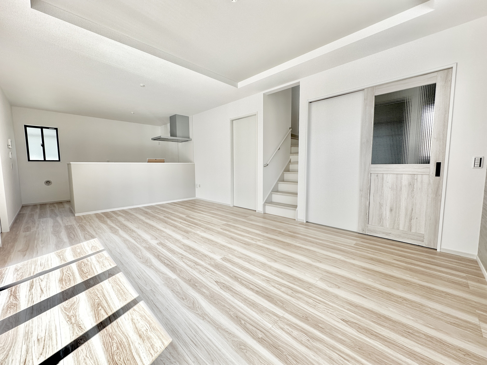 宇都宮市石井町７期　新築住宅全２棟の居間・リビング|オープンな空間を生み出す、こだわりの広がりとゆとり。家族と過ごす時間を大切にしたい方にぴったりの明るくゆとりある住空間です。南側の窓からの日差しがリビングの隅々までしっかりと届きます！ 