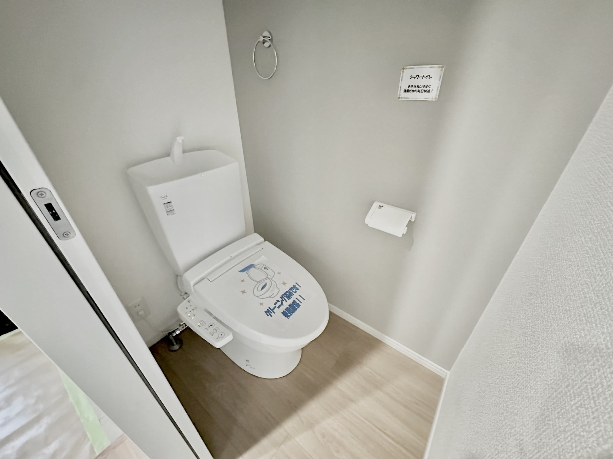 宇都宮市泉が丘６丁目の新築一戸建のトイレ|節水型でエコなトイレには、今では当たり前の洗浄付き。便座を温める機能もついていて、居心地良くてトイレから出られなくなるかも！換気用に換気扇はもちろん、窓も着いているので常に快適ですね♪