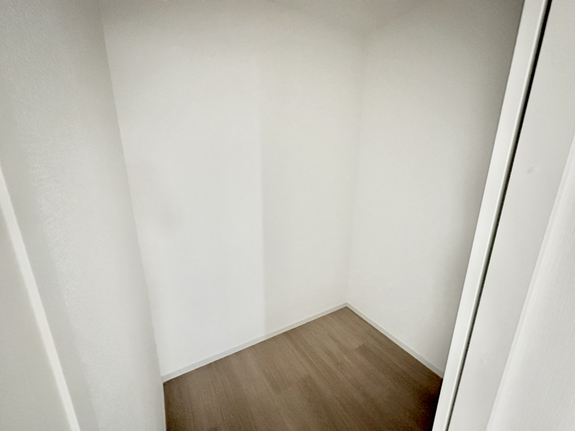 宇都宮市泉が丘６丁目の新築一戸建の収納|ウォークインクローゼットのある住まいで収納上手な生活を実現！衣類だけでなく、箱物や思い出の品もたっぷり収納できますので、整理整頓もスムーズに。居室空間をより広々と使えます！