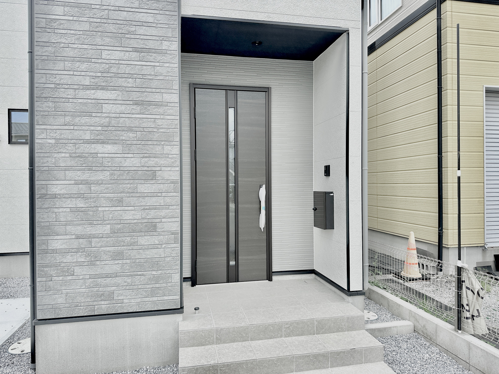 宇都宮市泉が丘６丁目の新築一戸建の玄関|玄関上は屋根があるので雨の心配いらず♪