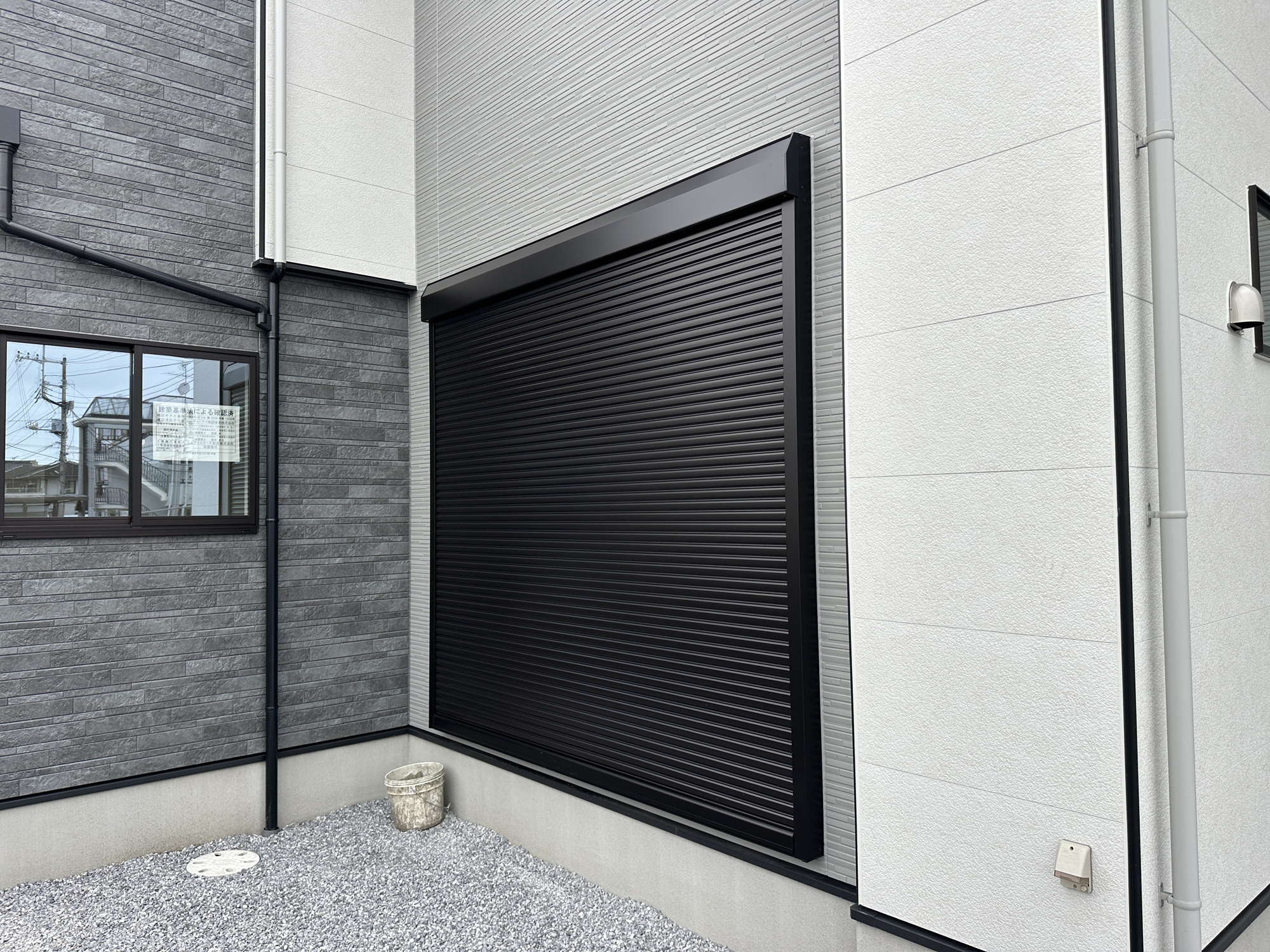 宇都宮市泉が丘６丁目の新築一戸建の防犯設備|防風、防犯、防音、断熱と様々な効果を発揮するシャッター付きです♪