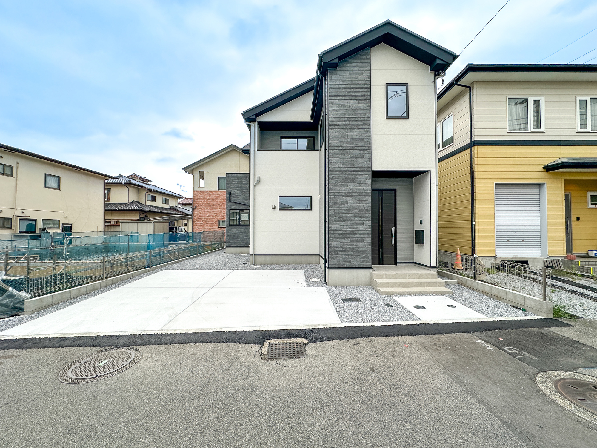 宇都宮市泉が丘６丁目の新築一戸建の駐車場|車庫土間施工、駐車2台可能です(^^♪