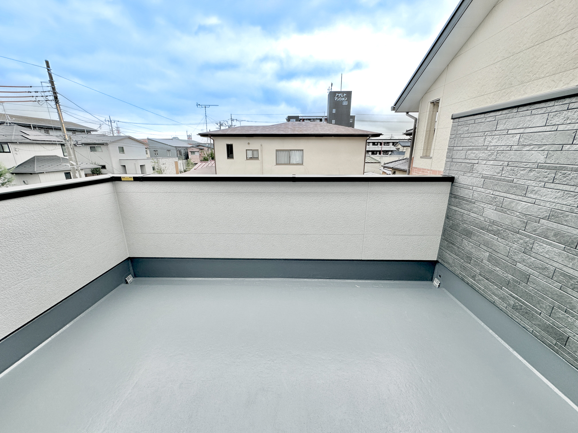 宇都宮市泉が丘６丁目の新築一戸建のバルコニー|南向きで陽当りの良いバルコニーは、物干しセットを追加すれば、一度にたくさんのお洗濯物が干せるのが魅力！バルコニーは洗濯物を干すだけの場所じゃなく、家族のゆとりのある時間を演出するプライベート空間。