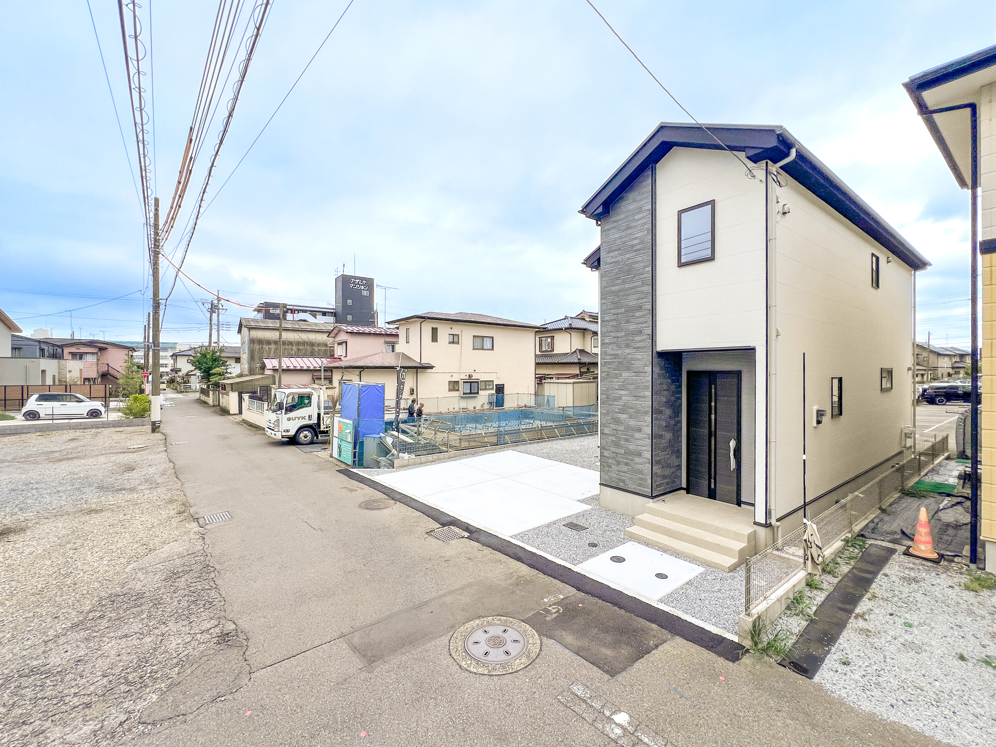 宇都宮市泉が丘６丁目の新築一戸建の前面道路含む現地写真|閑静な住宅地で子育て家族にピッタリ。毎日のお散歩も快適な緑に恵まれたエリアで、自然に包まれた穏やかな暮らしを実現するための、ゆとりある住環境が整っています。

