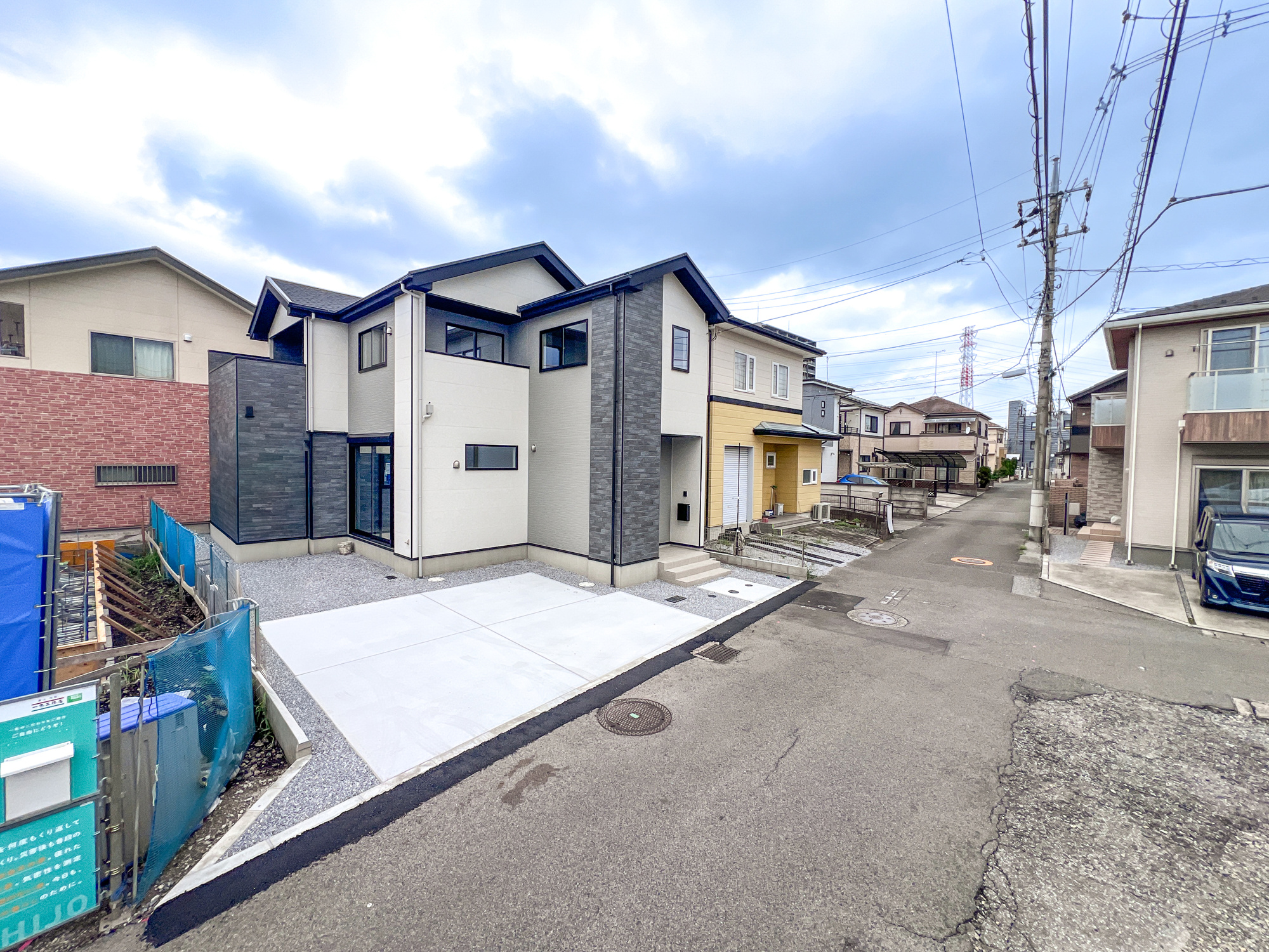 宇都宮市泉が丘６丁目の新築一戸建の前面道路含む現地写真|低層の一戸建てを中心とした街並みが整然と続き、周辺は高い建物が建っていないので、採光や開放性に恵まれ、空が広く緑の多い閑静な趣を感じる環境です。

