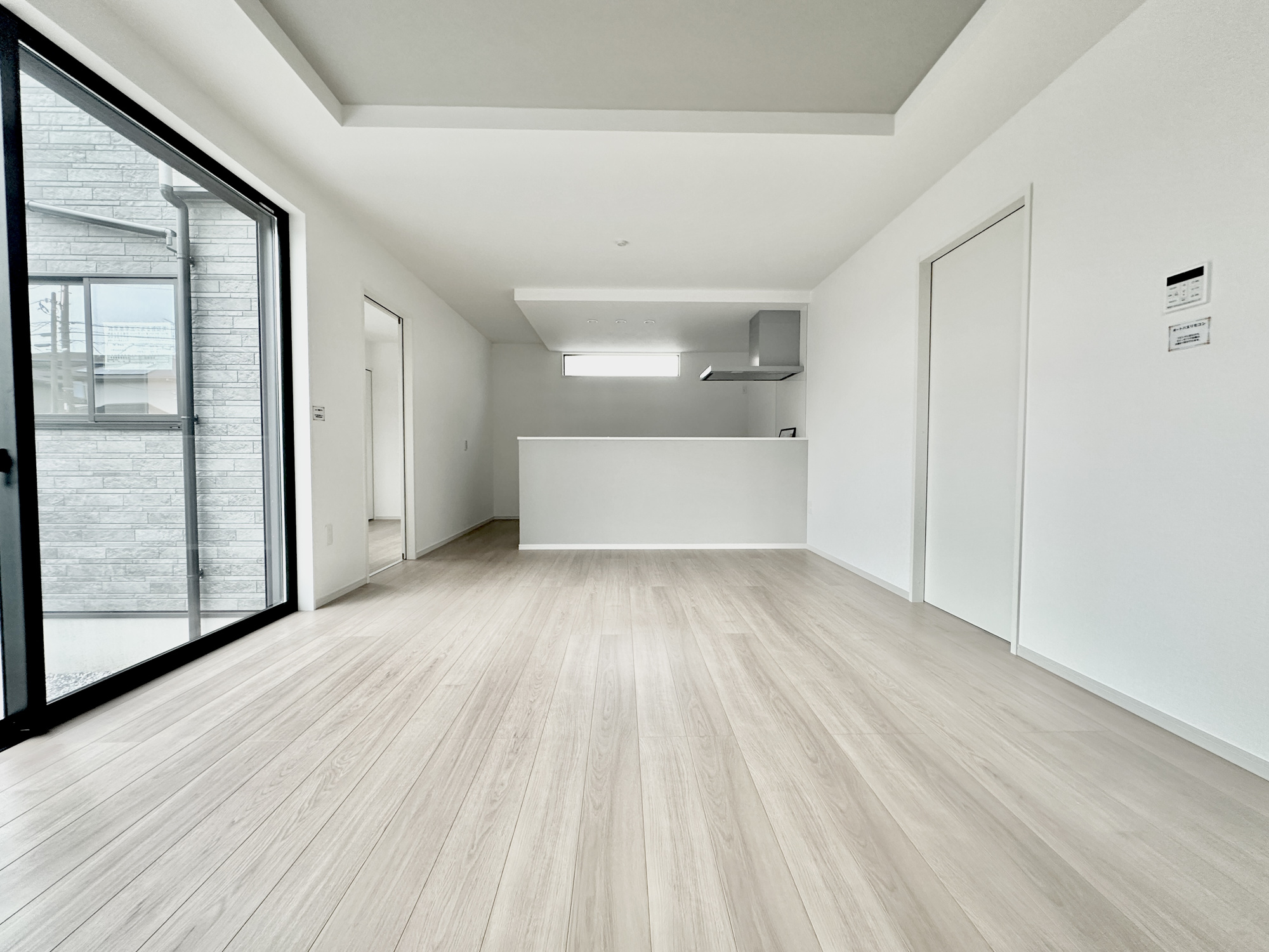 宇都宮市泉が丘６丁目の新築一戸建の居間・リビング|南向きに大きく開いた窓からは、明るい陽射しが射し込みます。
爽やかな風が吹き抜ける心地良いリビングには、自然と家族が集まります。