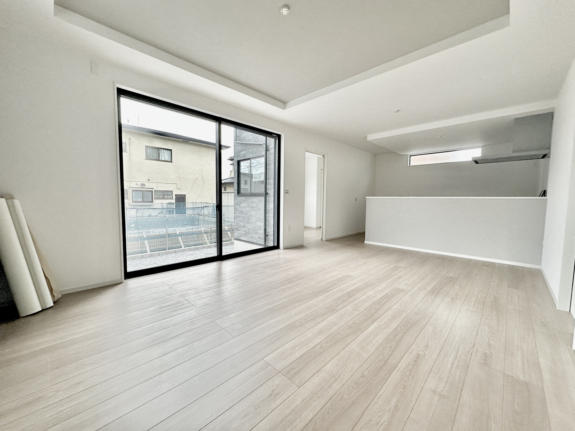 宇都宮市泉が丘６丁目の新築一戸建の居間・リビング|室内にいても、たっぷりの陽光と爽やかな風を感じて頂ける、開放感あふれるリビングです。
ご家族と穏やかに過ごす、心地の良い時間が流れます。