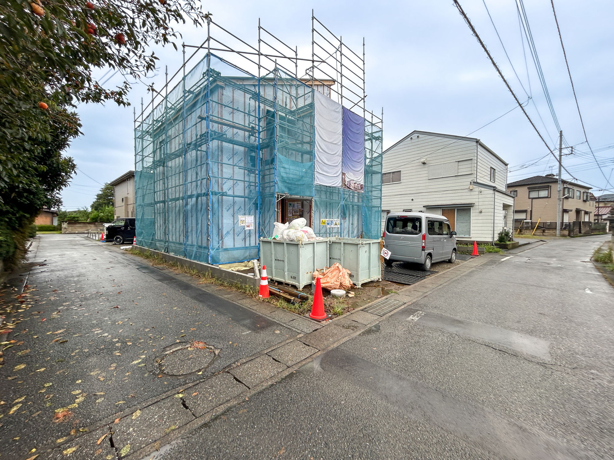 高崎市上並榎町　新築住宅全2棟の前面道路含む現地写真|閑静な住宅地で子育て家族にピッタリ。毎日のお散歩も快適な緑に恵まれたエリアで、自然に包まれた穏やかな暮らしを実現するための、ゆとりある住環境が整っています。


