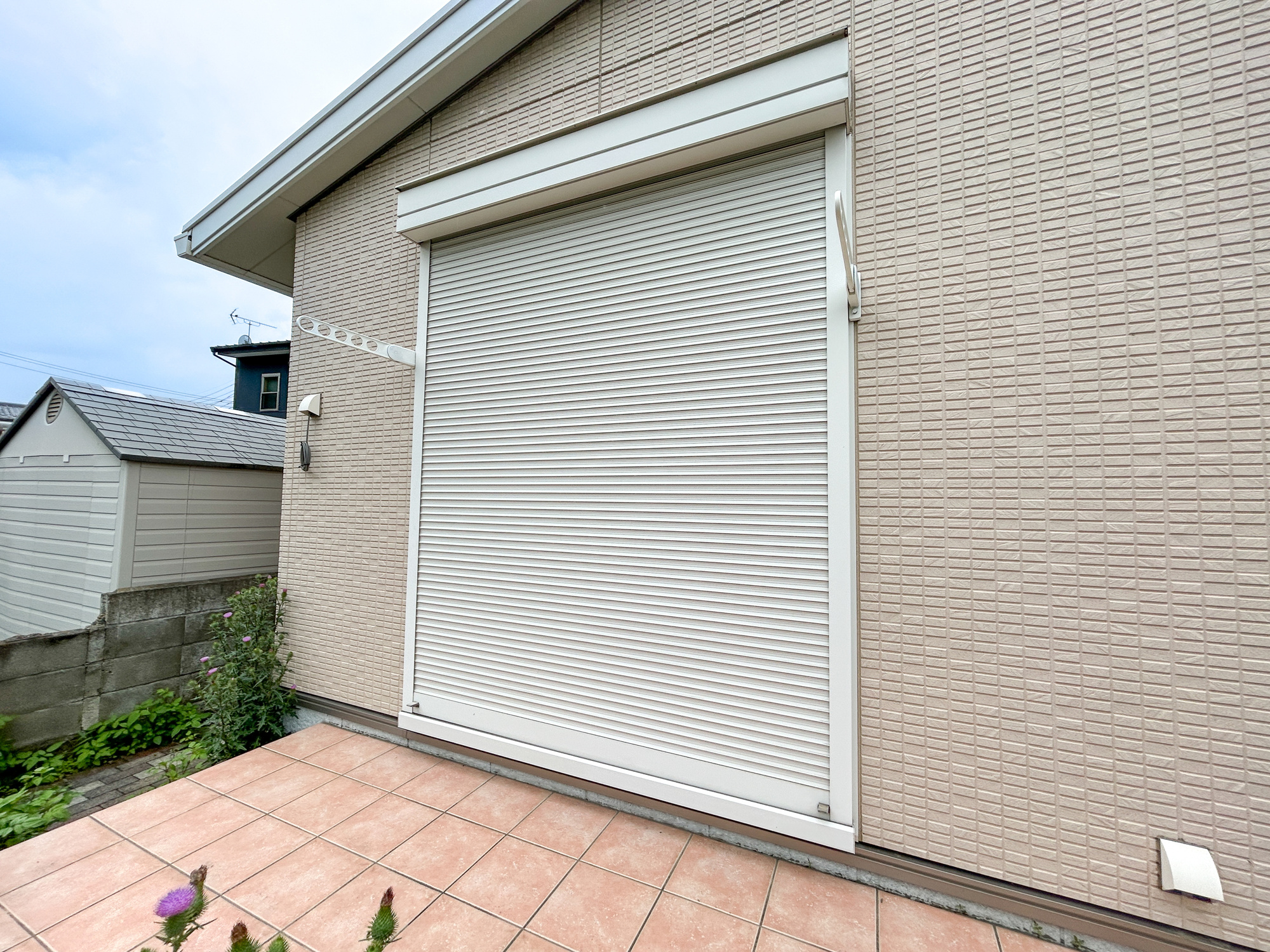 高崎市吉井町下長根　中古物件の防犯設備|防風、防犯、防音、断熱と様々な効果を発揮するシャッター付きです♪