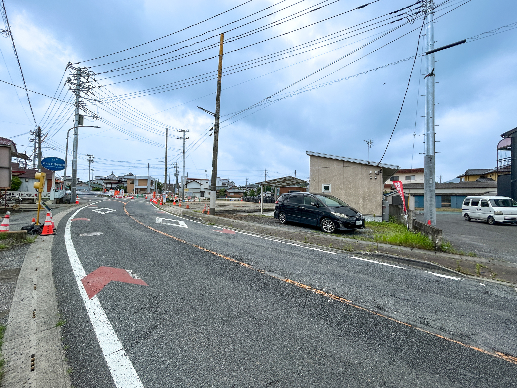 高崎市吉井町下長根　中古物件の前面道路含む現地写真|低層の一戸建てを中心とした街並みが整然と続き、周辺は高い建物が建っていないので、採光や開放性に恵まれ、空が広く緑の多い閑静な趣を感じる環境です。


