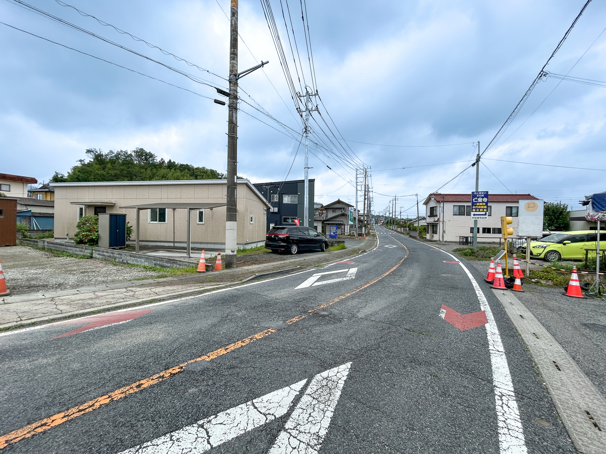高崎市吉井町下長根　中古物件の前面道路含む現地写真|閑静な住宅地で子育て家族にピッタリ。毎日のお散歩も快適な緑に恵まれたエリアで、自然に包まれた穏やかな暮らしを実現するための、ゆとりある住環境が整っています。

