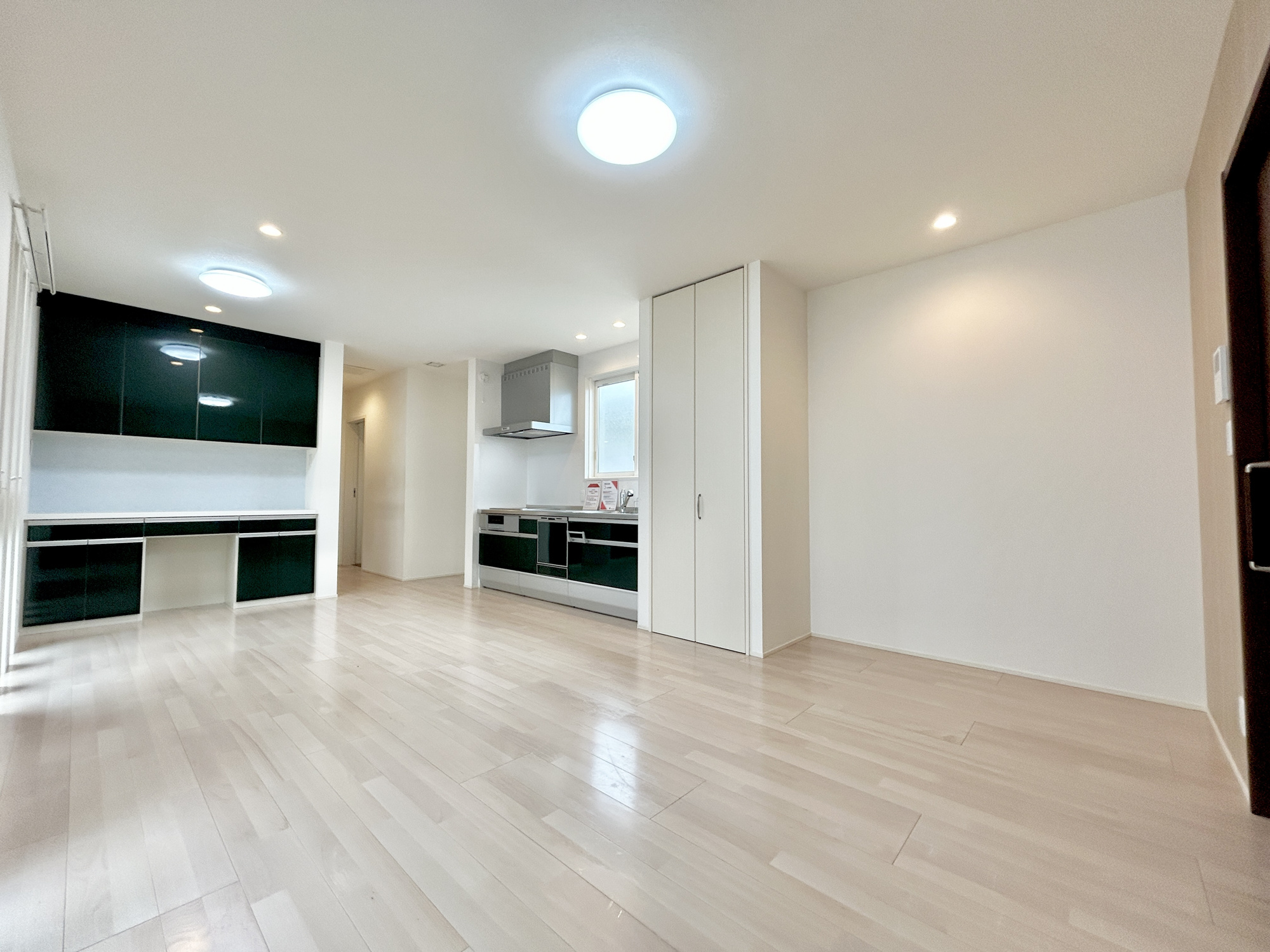 高崎市吉井町下長根　中古物件の居間・リビング|窓からは明るい陽射しが射し込みます。
爽やかな風が吹き抜ける心地良いリビングには、自然と家族が集まります。
