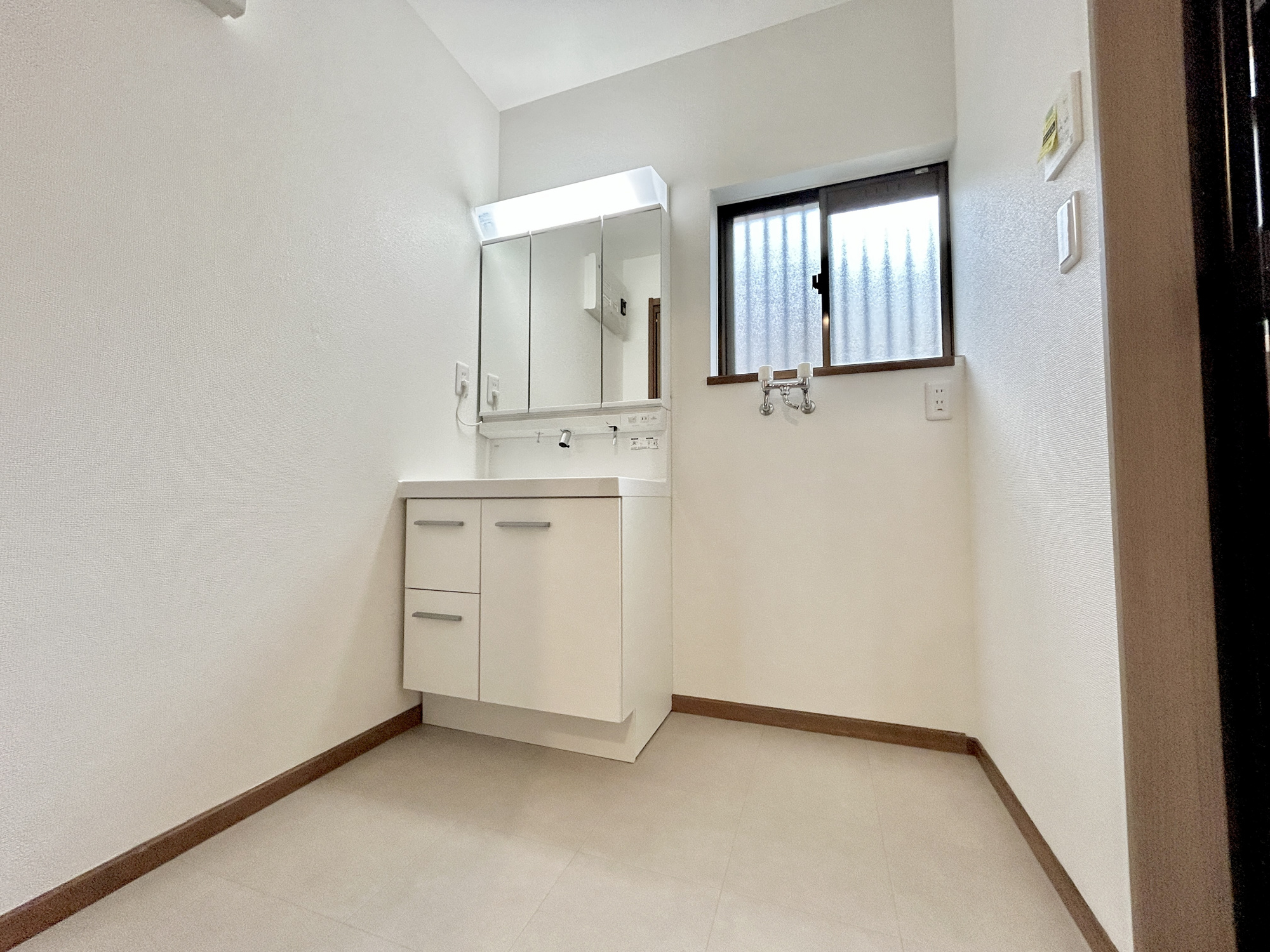 高崎市吉井町1期　中古住宅の独立洗面台|広く、明るい洗面スペースで朝の身支度も快適に♪３面鏡で髪のセットやお化粧もストレスなくこなせ、鏡の裏にはたっぷりと収納スペースを標準装備！