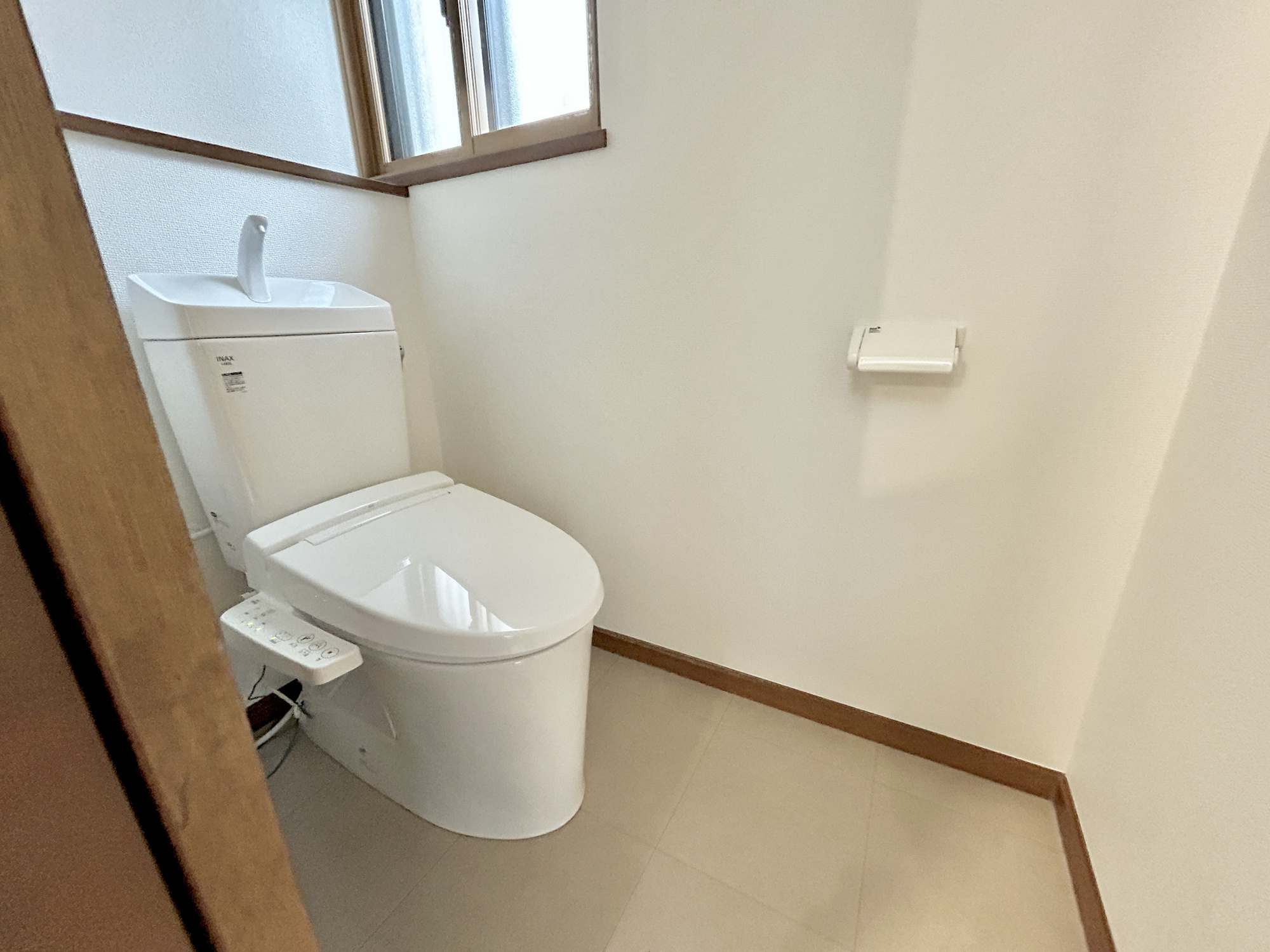高崎市吉井町1期　中古住宅のトイレ|節水型でエコなトイレには、今では当たり前の洗浄付き。便座を温める機能もついていて、居心地良くてトイレから出られなくなるかも！換気用に換気扇はもちろん、窓も着いているので常に快適ですね♪