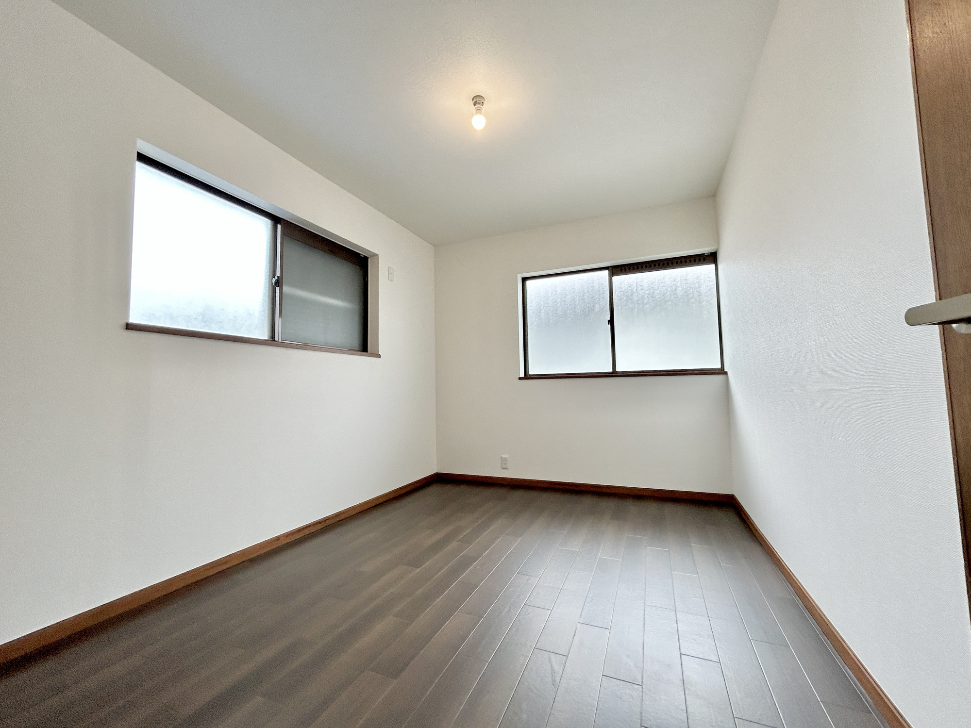 高崎市吉井町1期　中古住宅の洋室|2面採光がとれる居室は、南側に窓を設けているため、一日中明るく、気分も明るくなります。