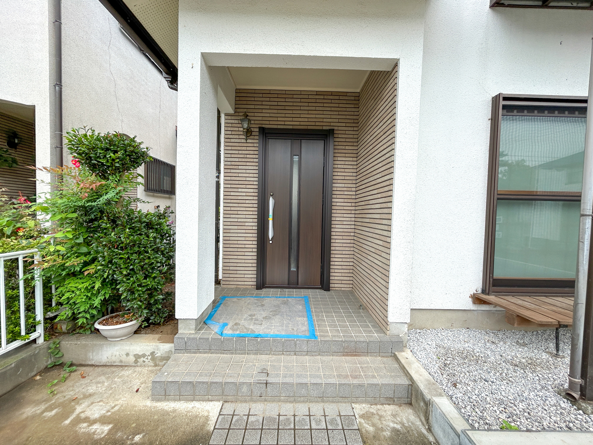 高崎市吉井町1期　中古住宅の玄関|明るく優しいイメージの玄関アプローチ。玄関上は屋根があるので雨の心配いらず♪